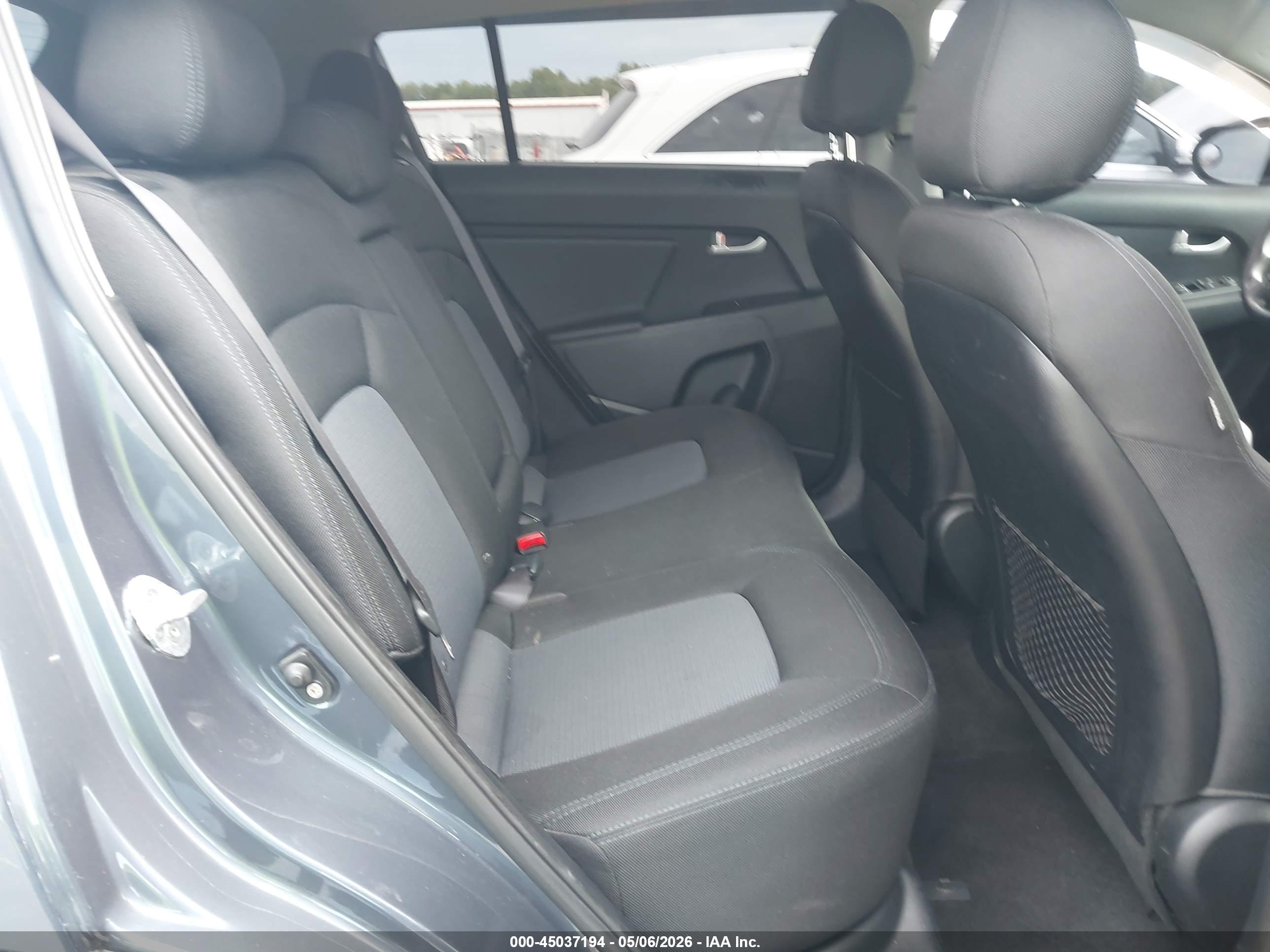 KIA SPORTAGE image 8