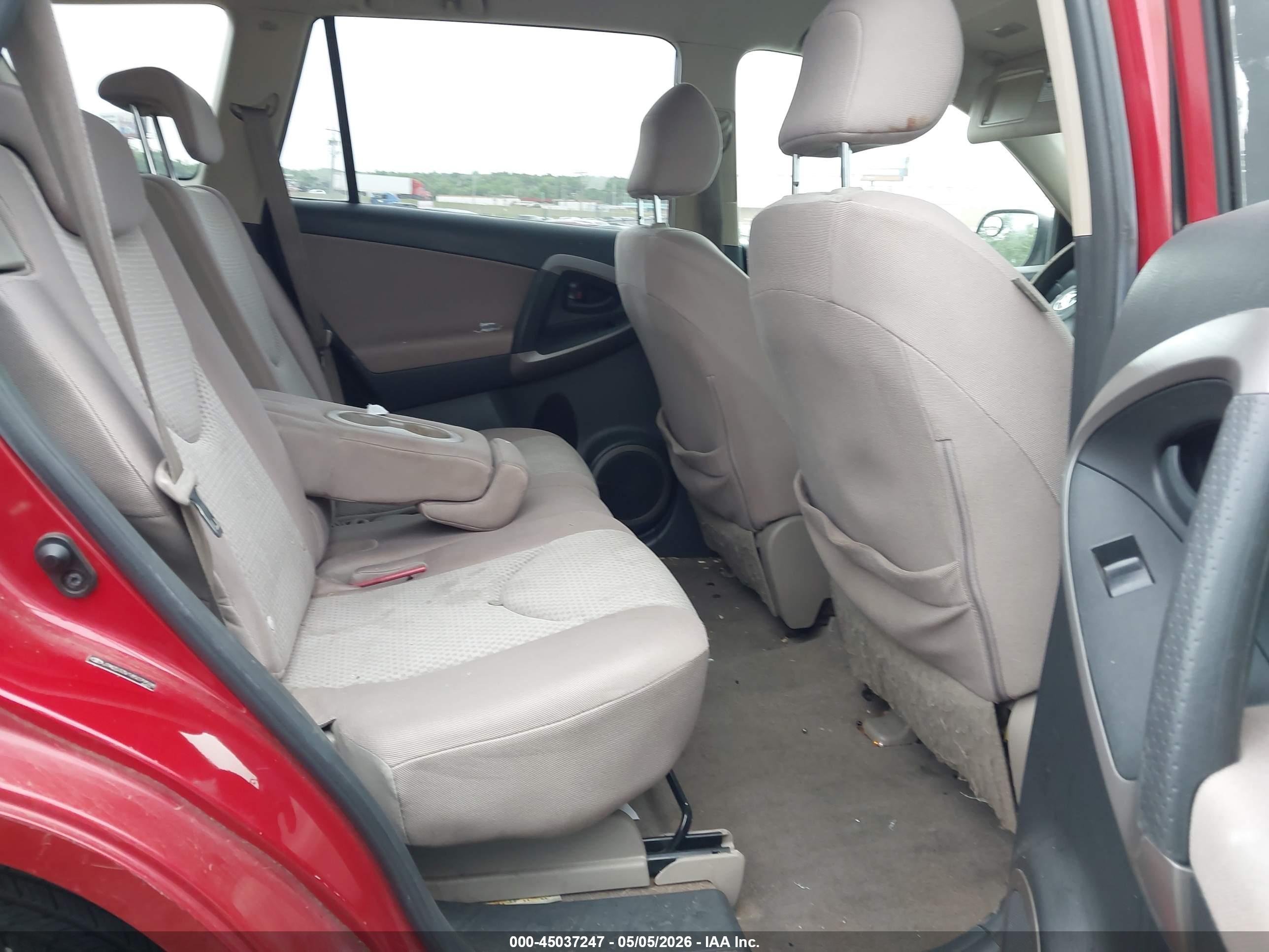 TOYOTA RAV4 image 8