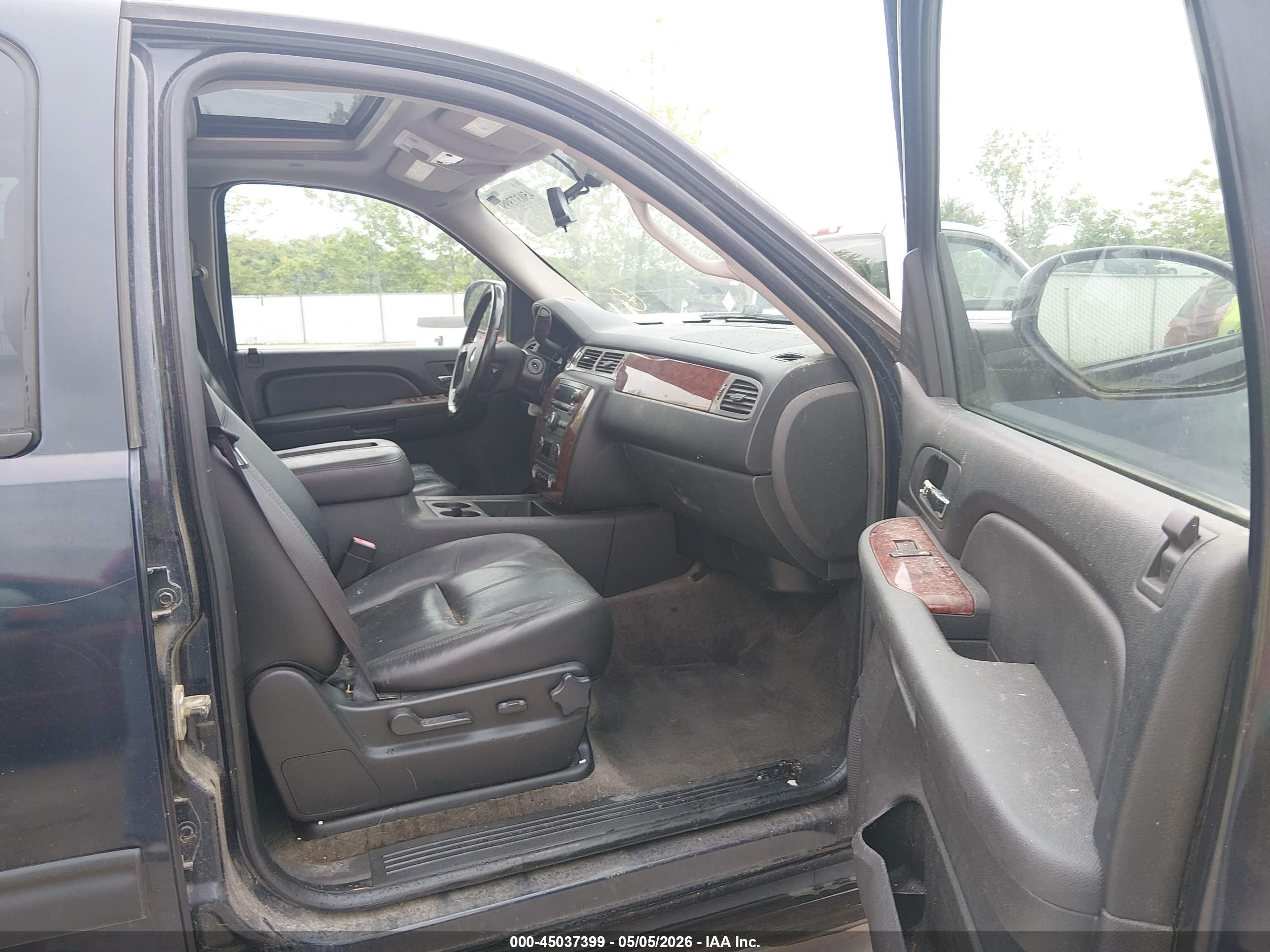 CHEVROLET SUBURBAN image 5