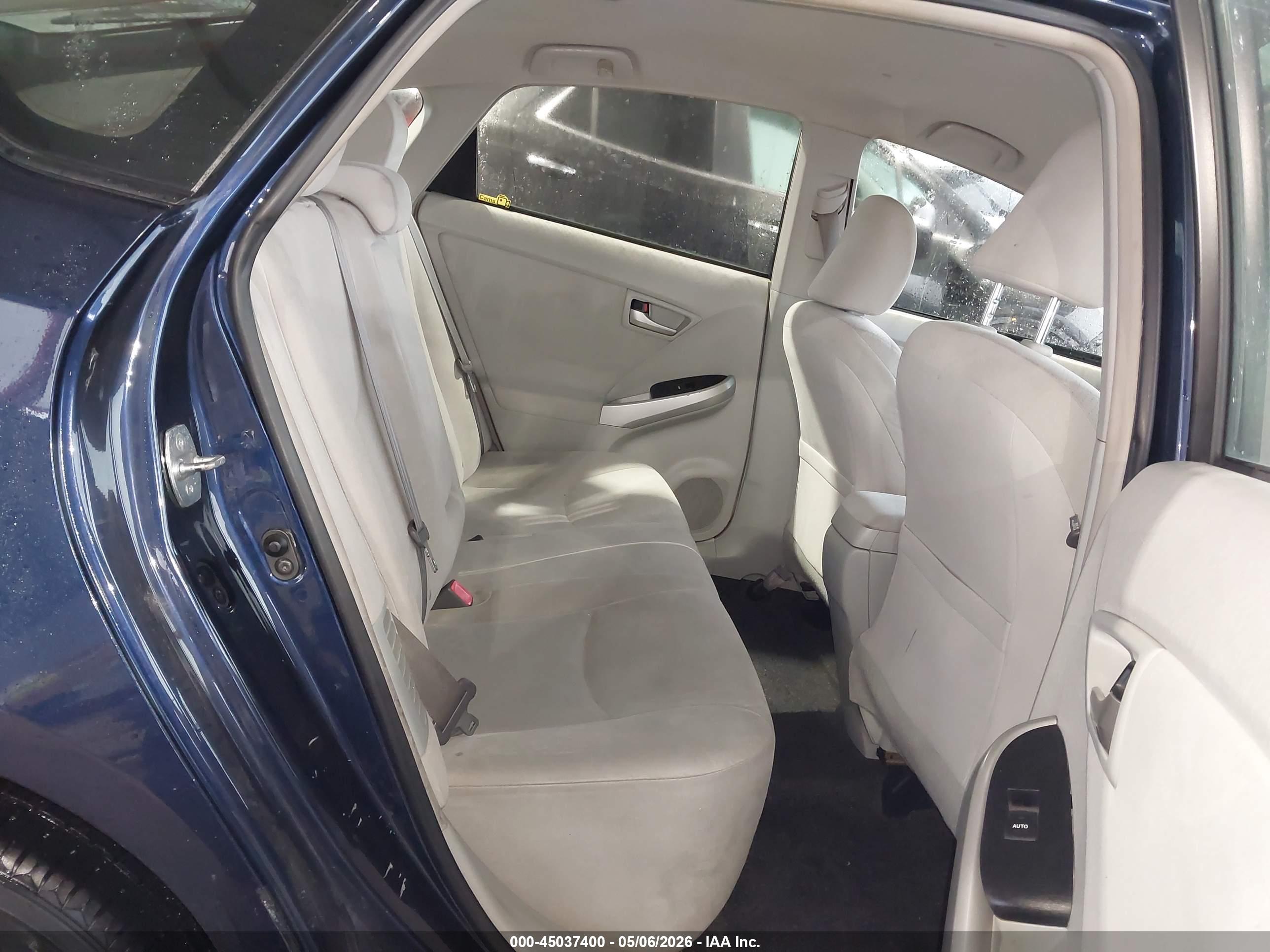 TOYOTA PRIUS image 8