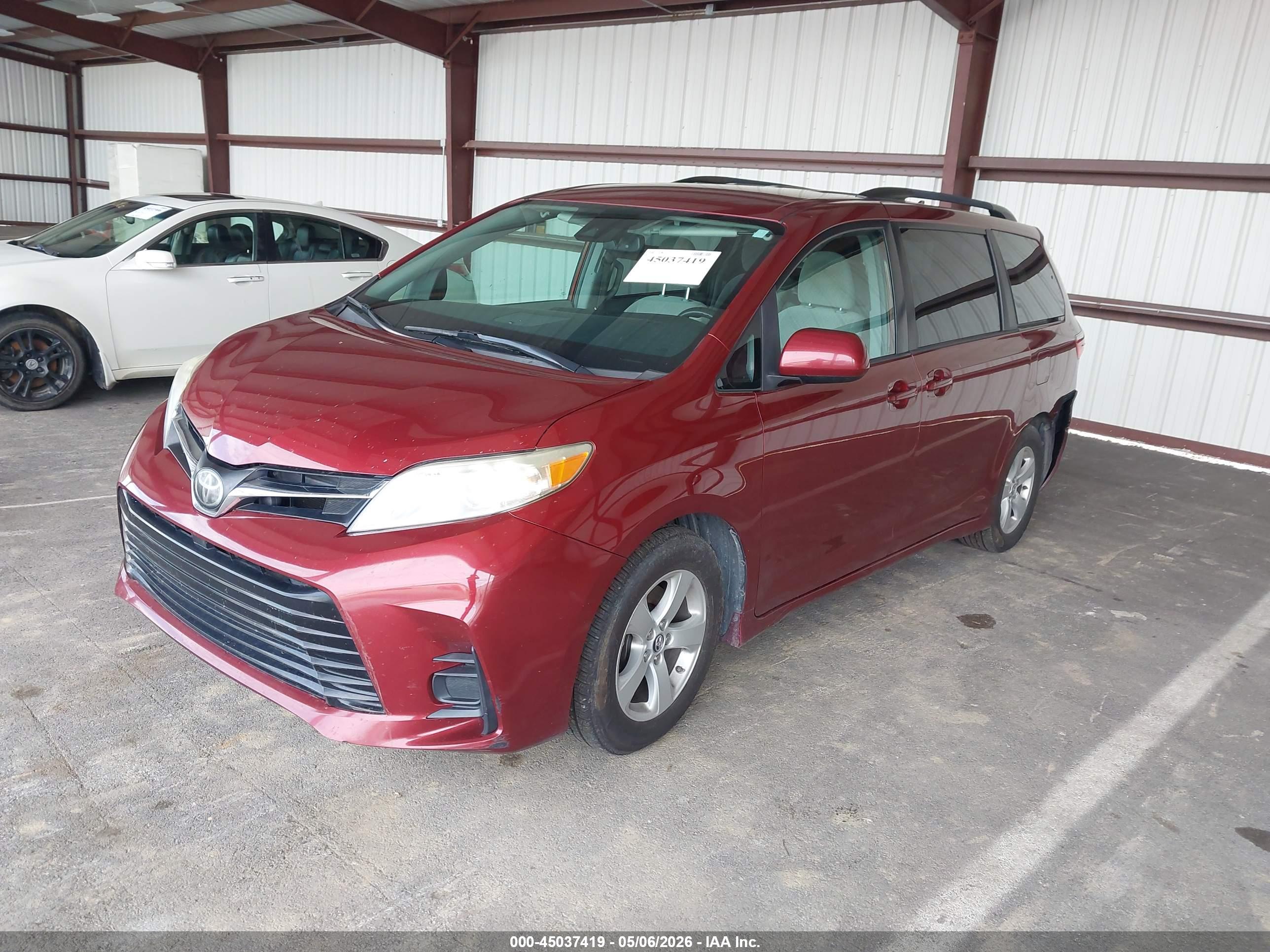 TOYOTA SIENNA image 2