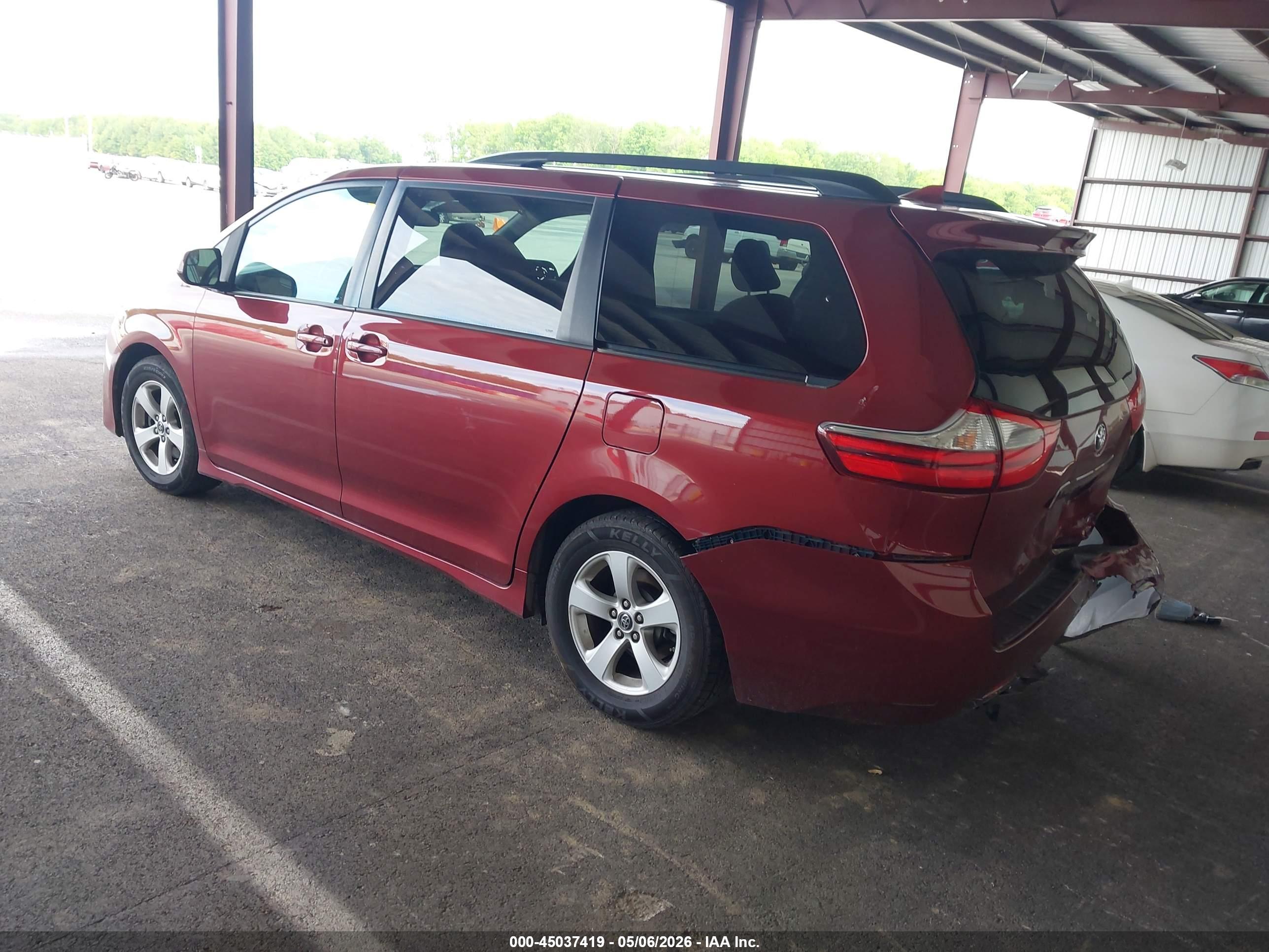TOYOTA SIENNA image 3