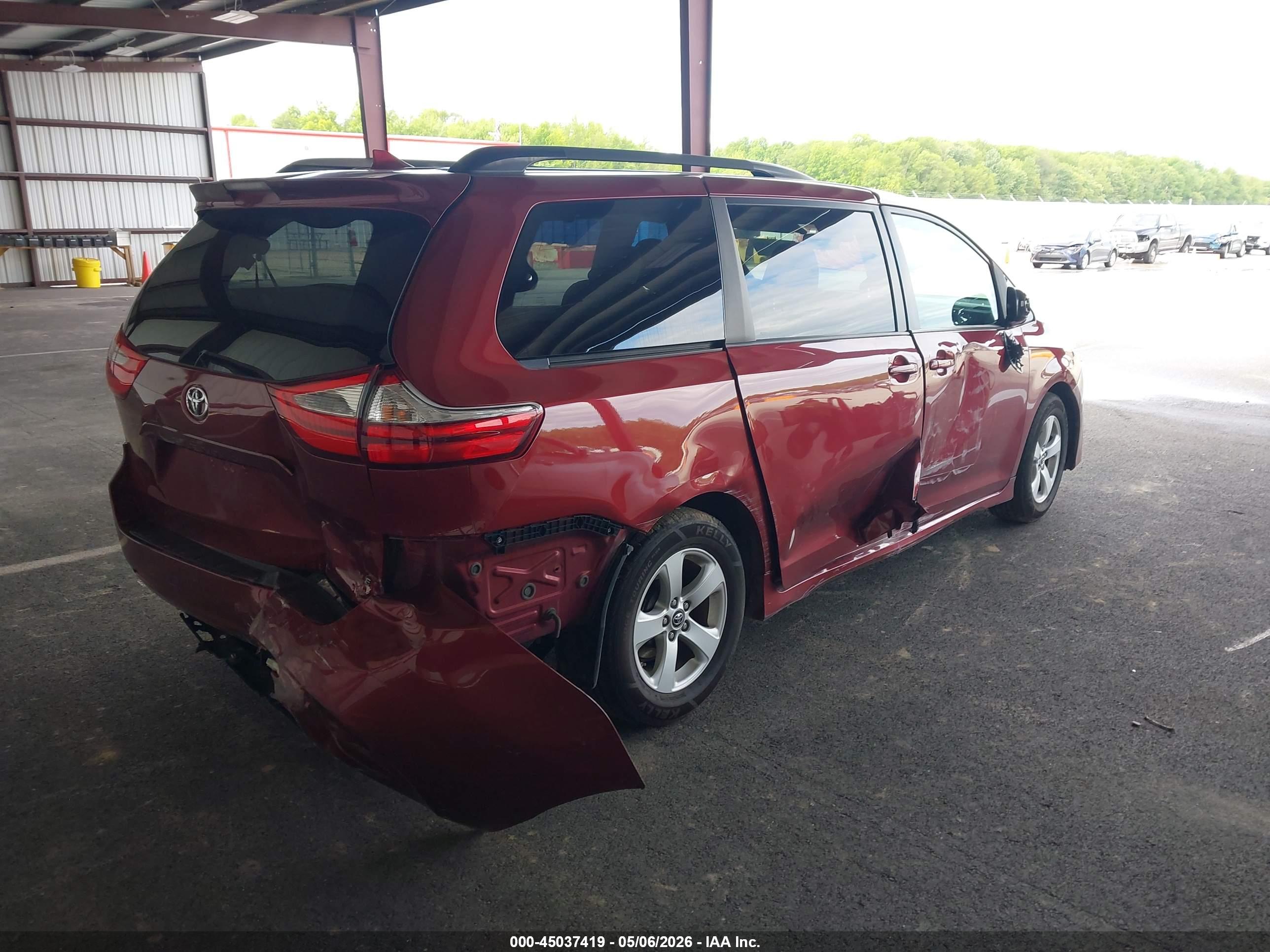 TOYOTA SIENNA image 4