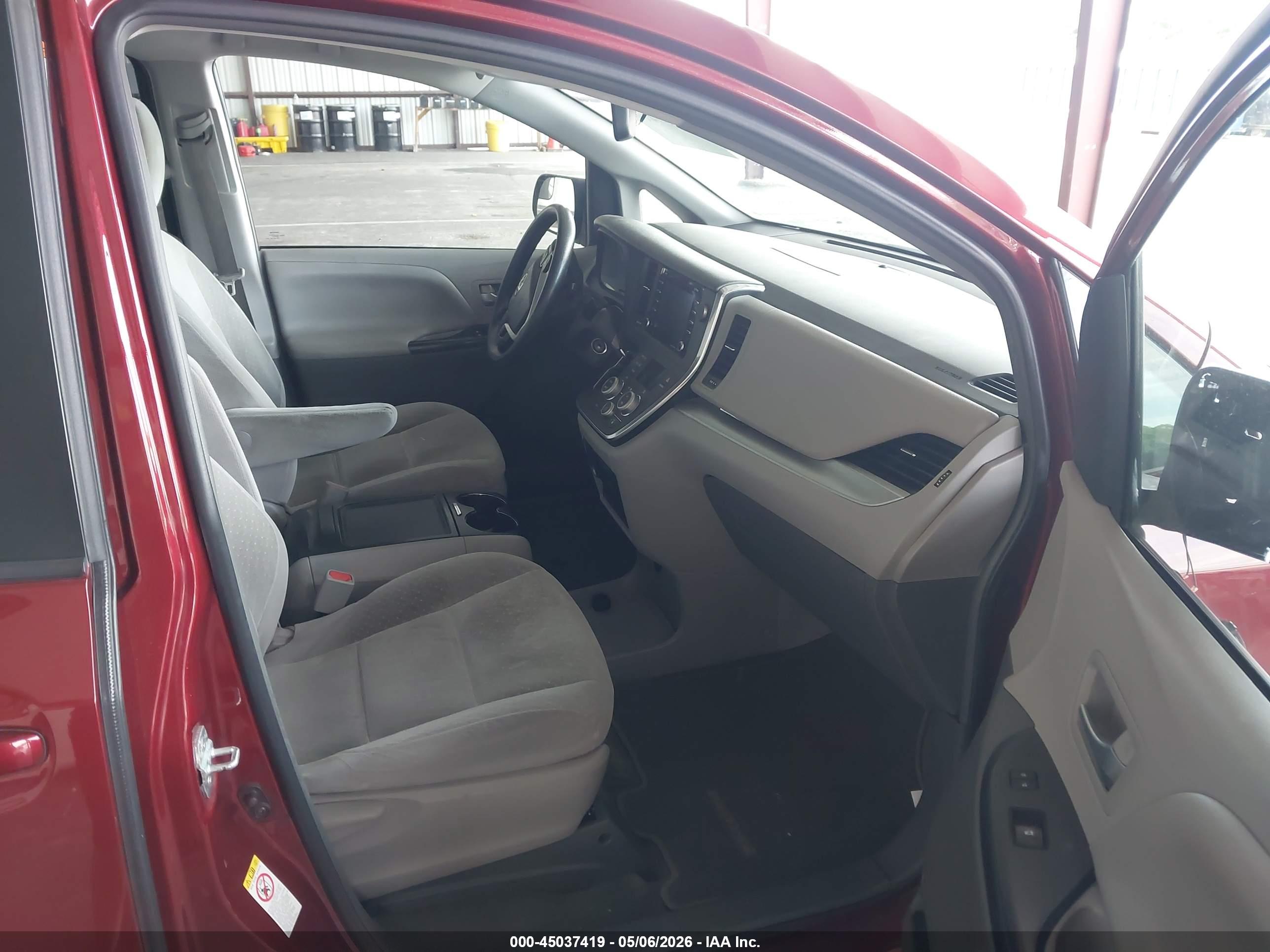 TOYOTA SIENNA image 5
