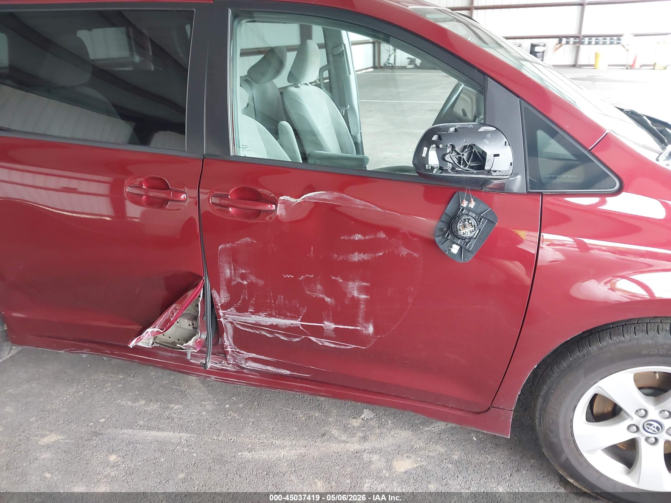 TOYOTA SIENNA image 6