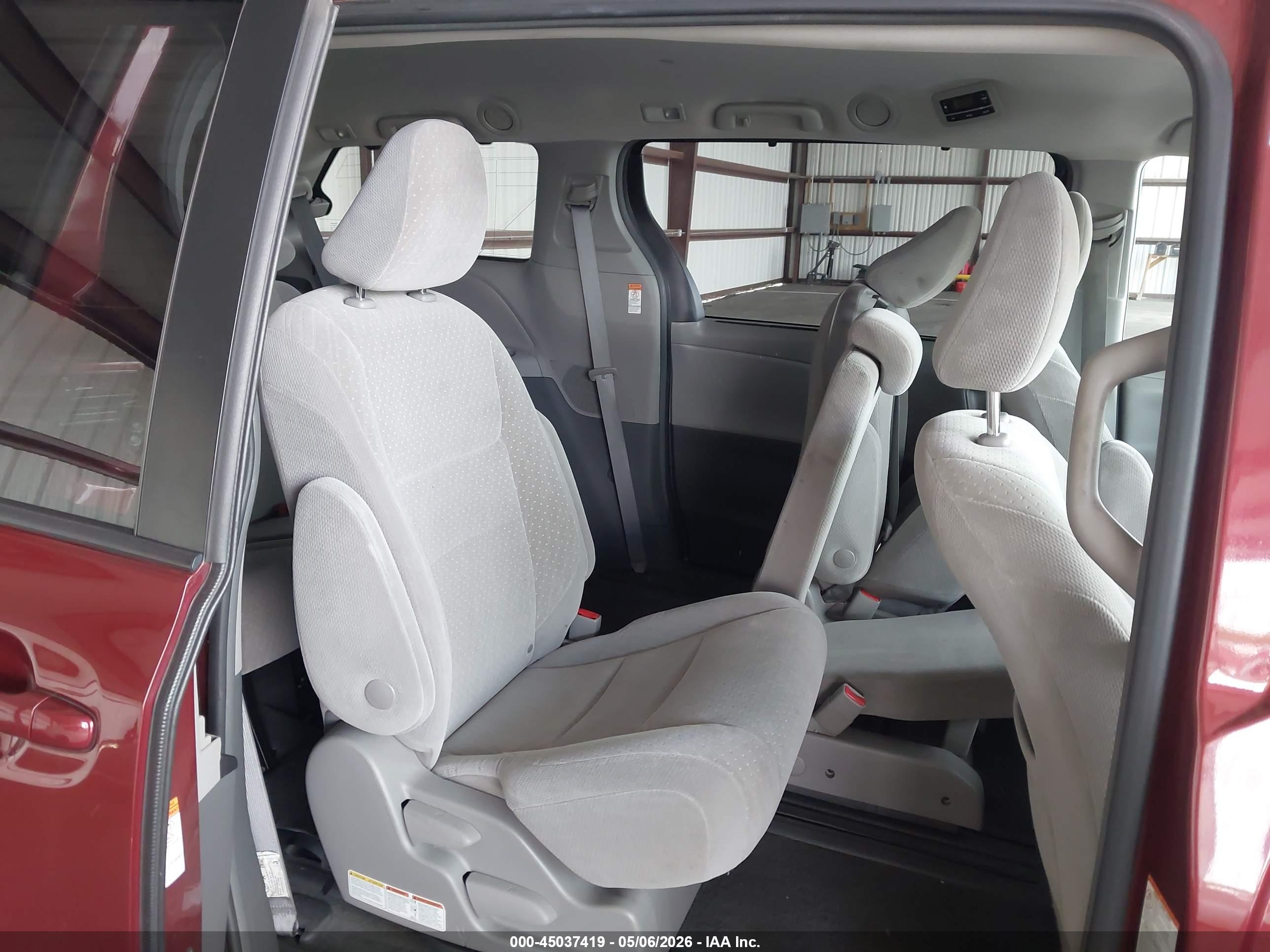 TOYOTA SIENNA image 8
