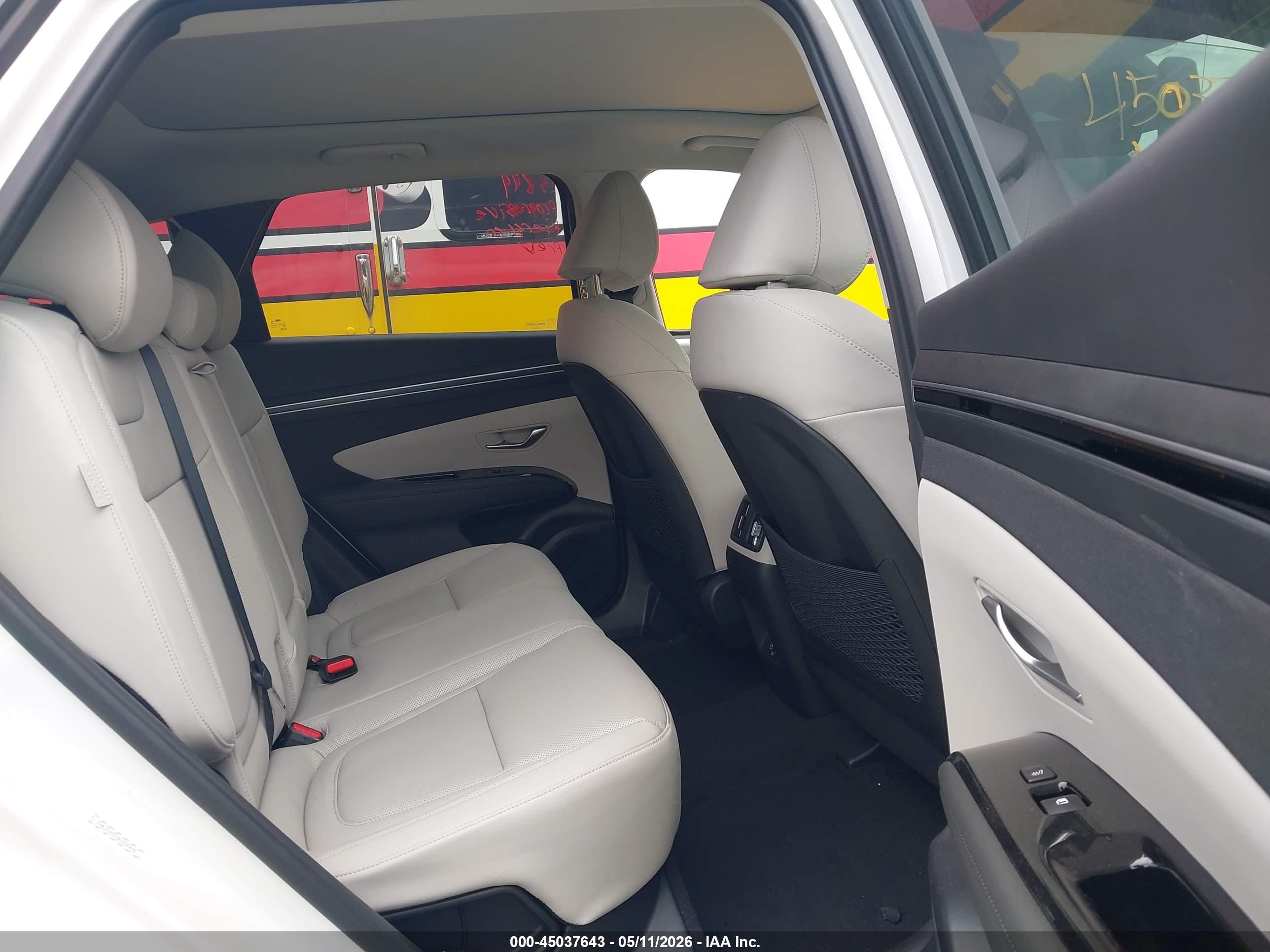 HYUNDAI TUCSON image 8