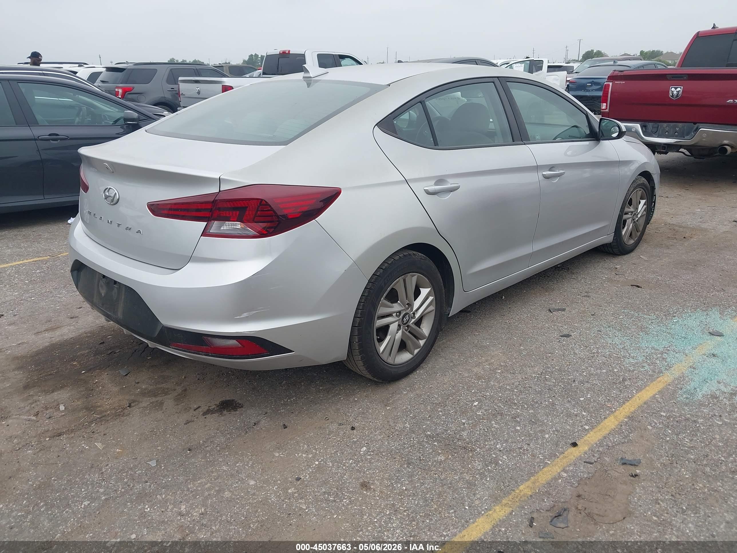 HYUNDAI ELANTRA image 4