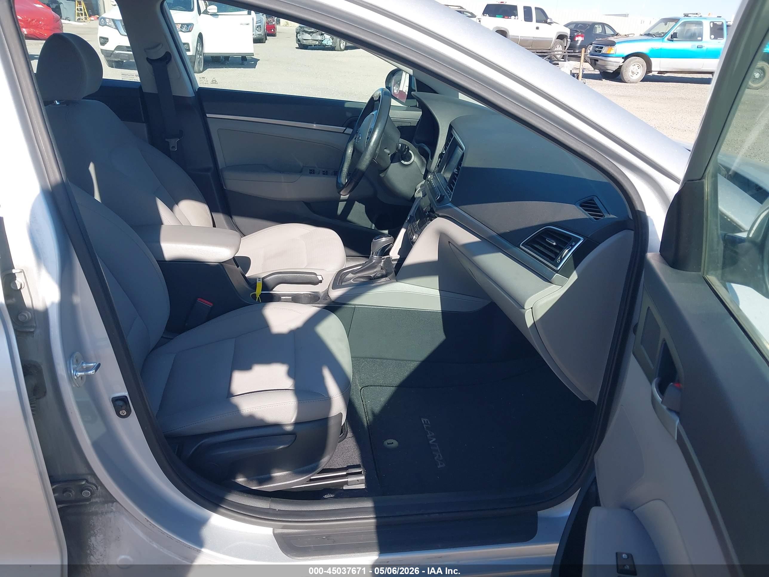 HYUNDAI ELANTRA image 5