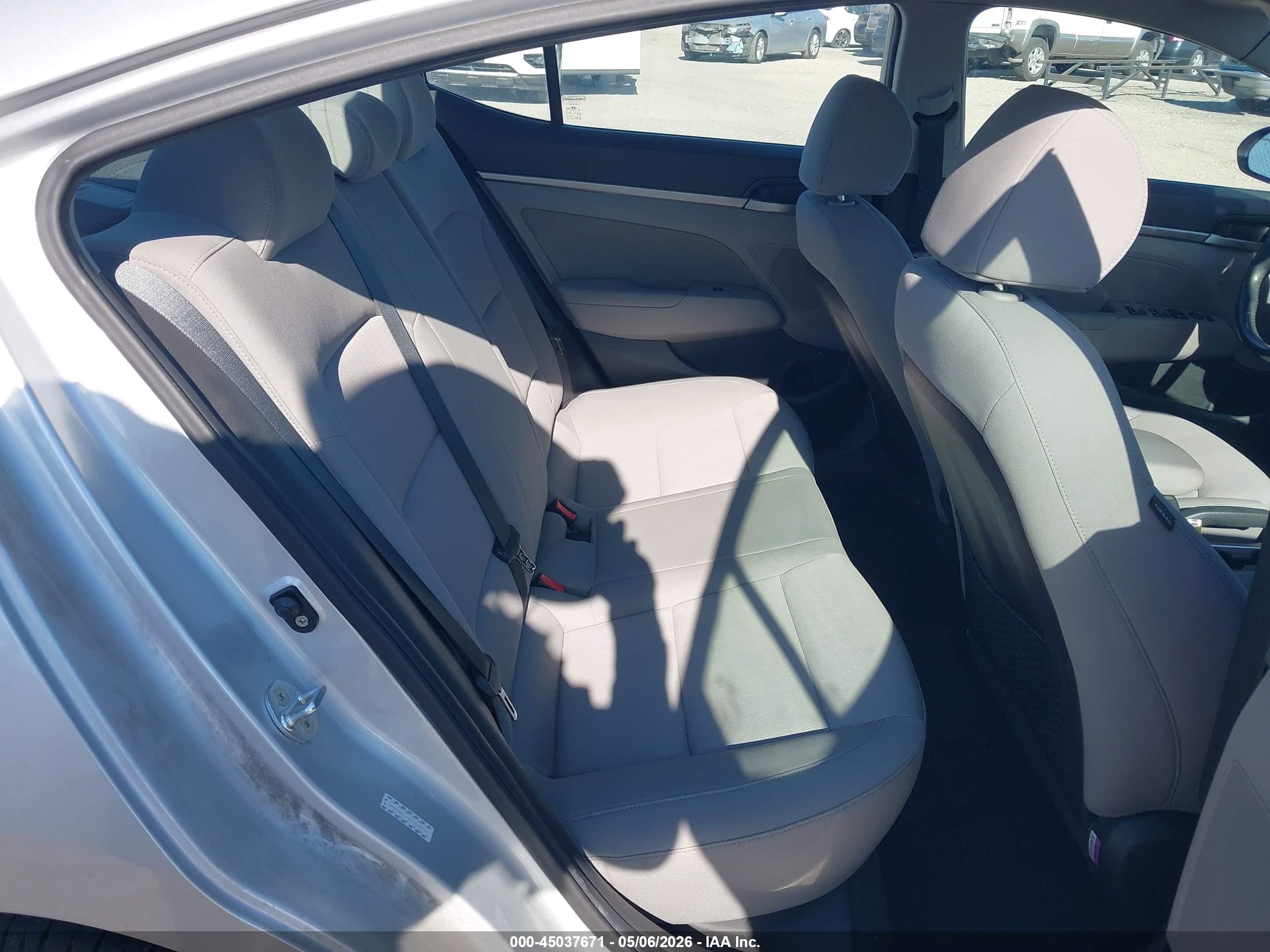 HYUNDAI ELANTRA image 8