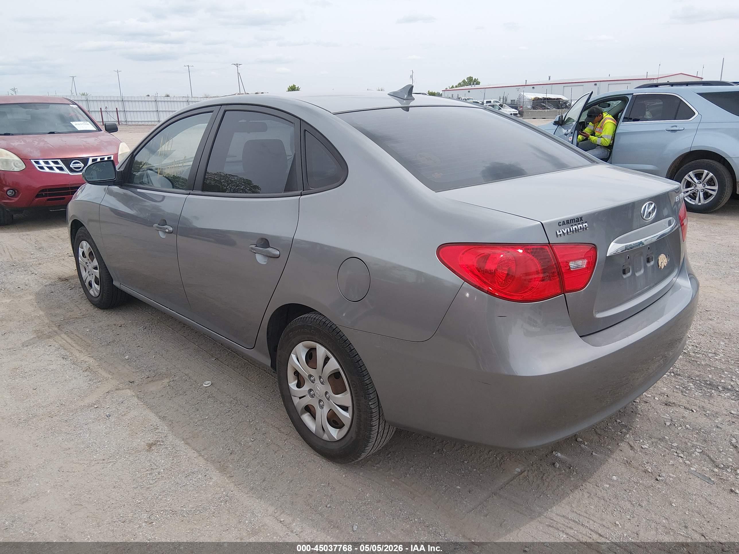 HYUNDAI ELANTRA image 3