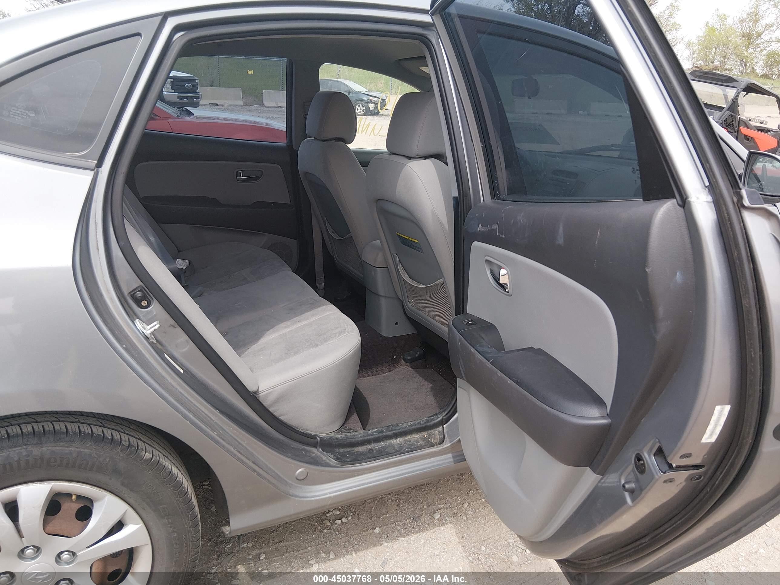 HYUNDAI ELANTRA image 8