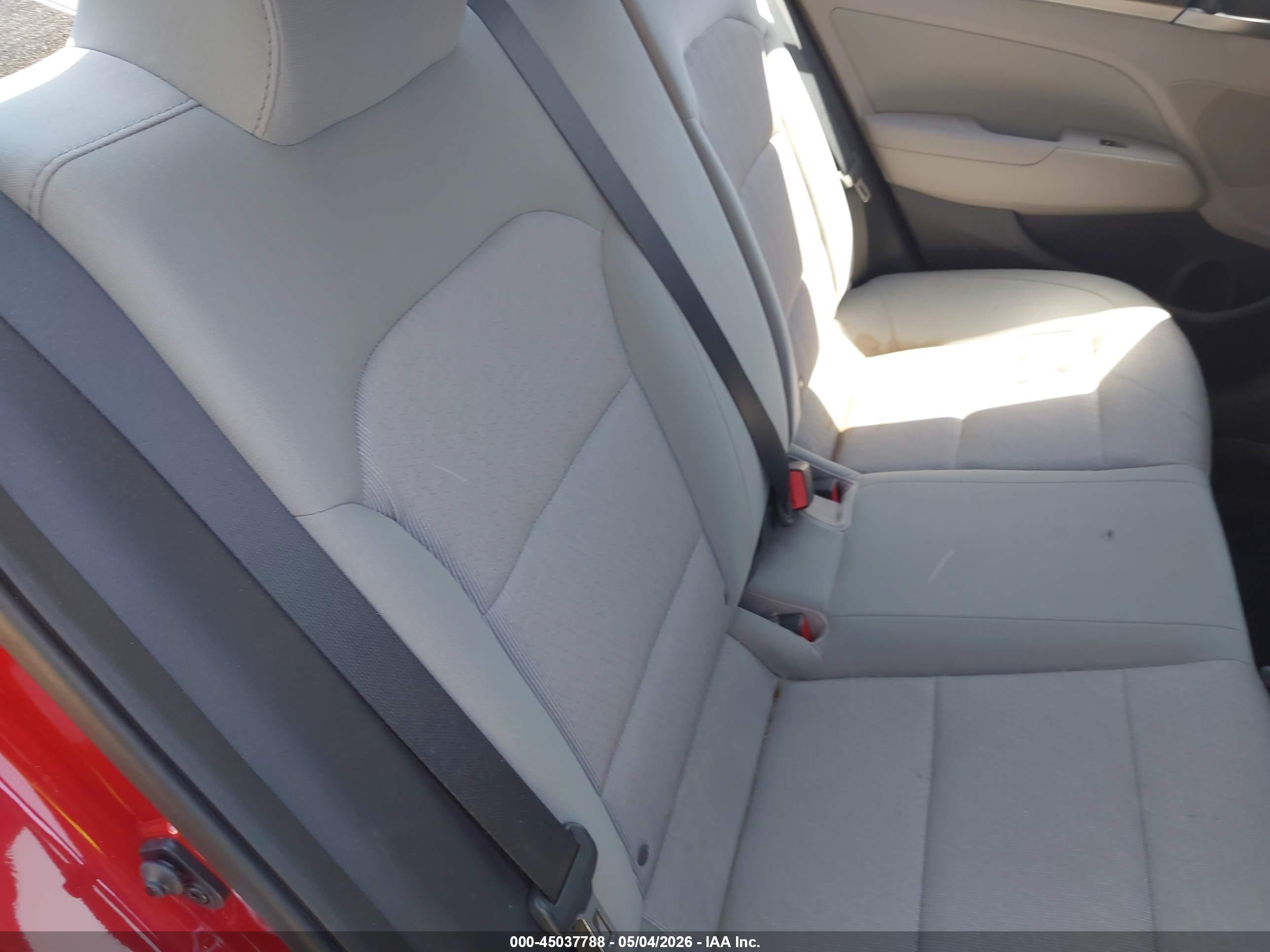 HYUNDAI ELANTRA image 8
