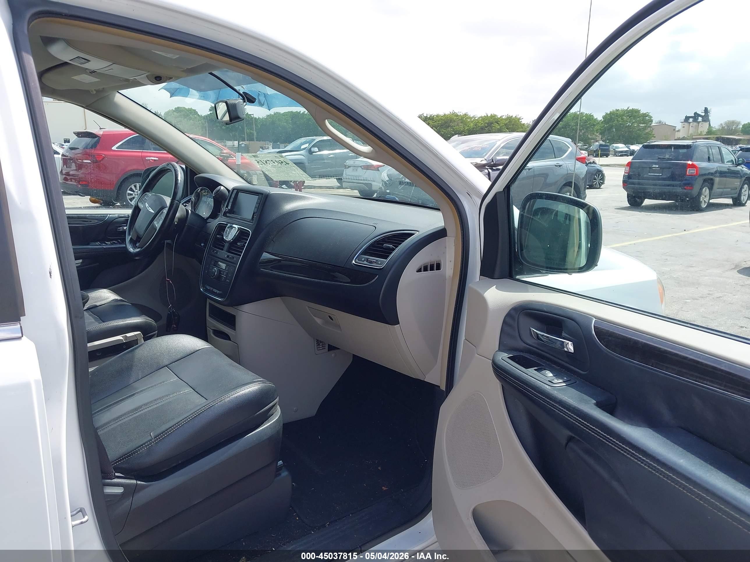 CHRYSLER TOWN image 5