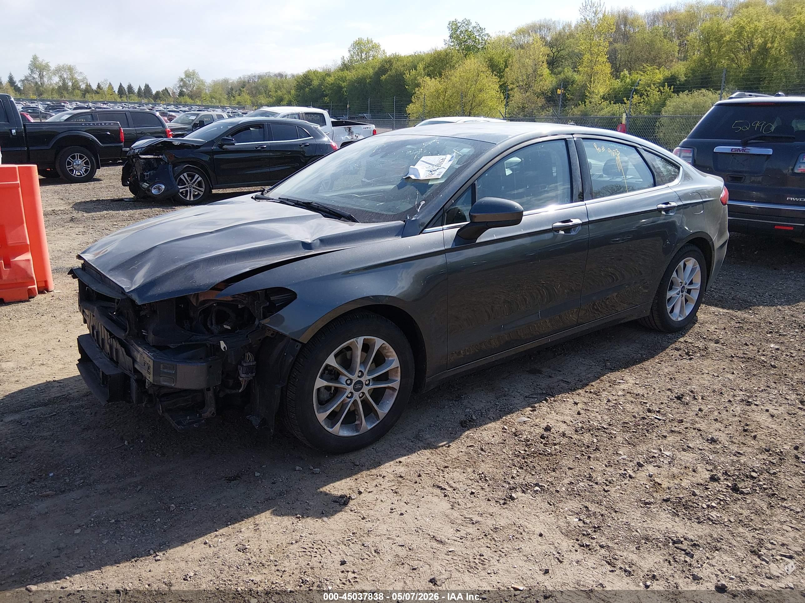 FORD FUSION image 2