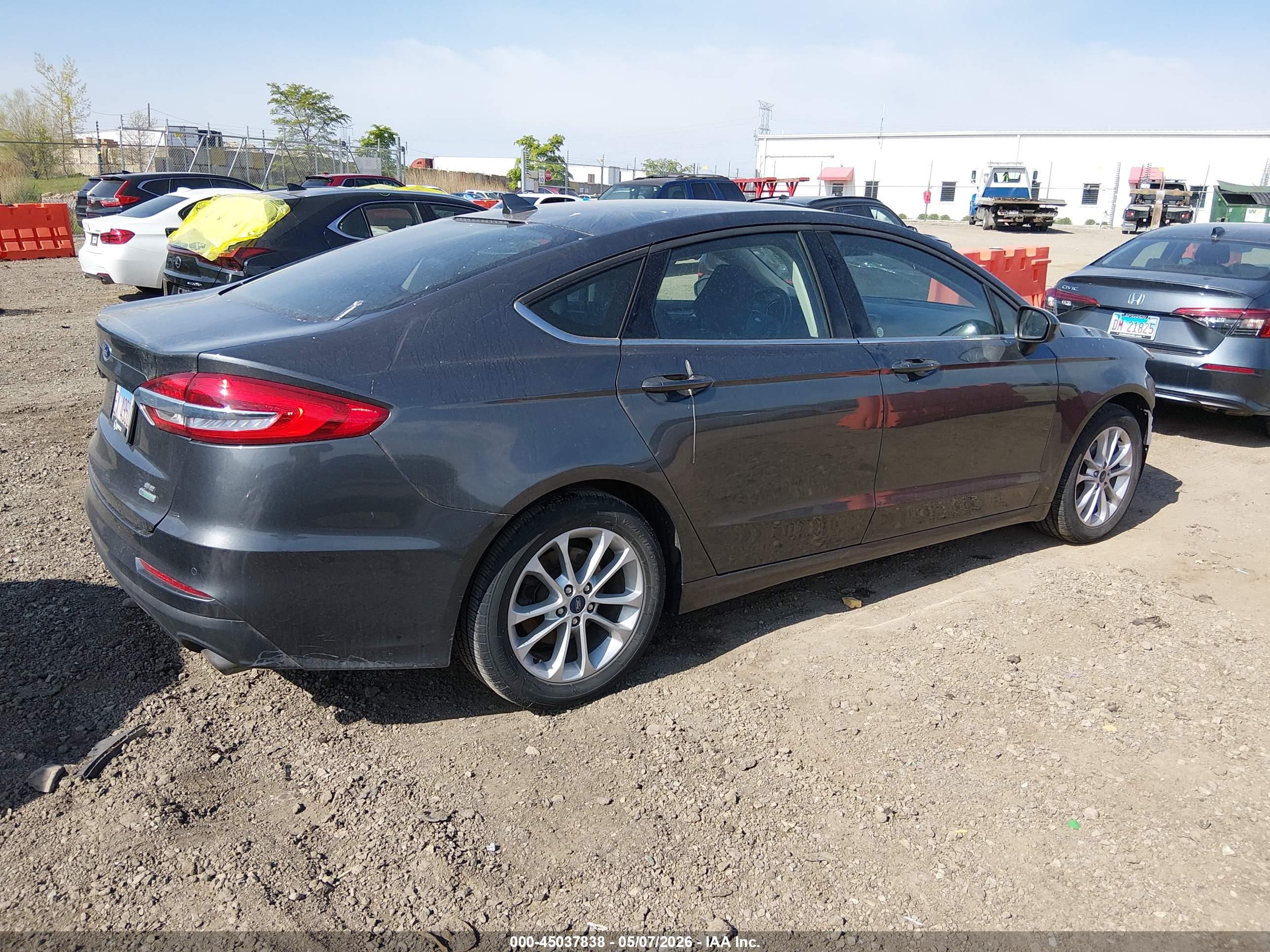 FORD FUSION image 4
