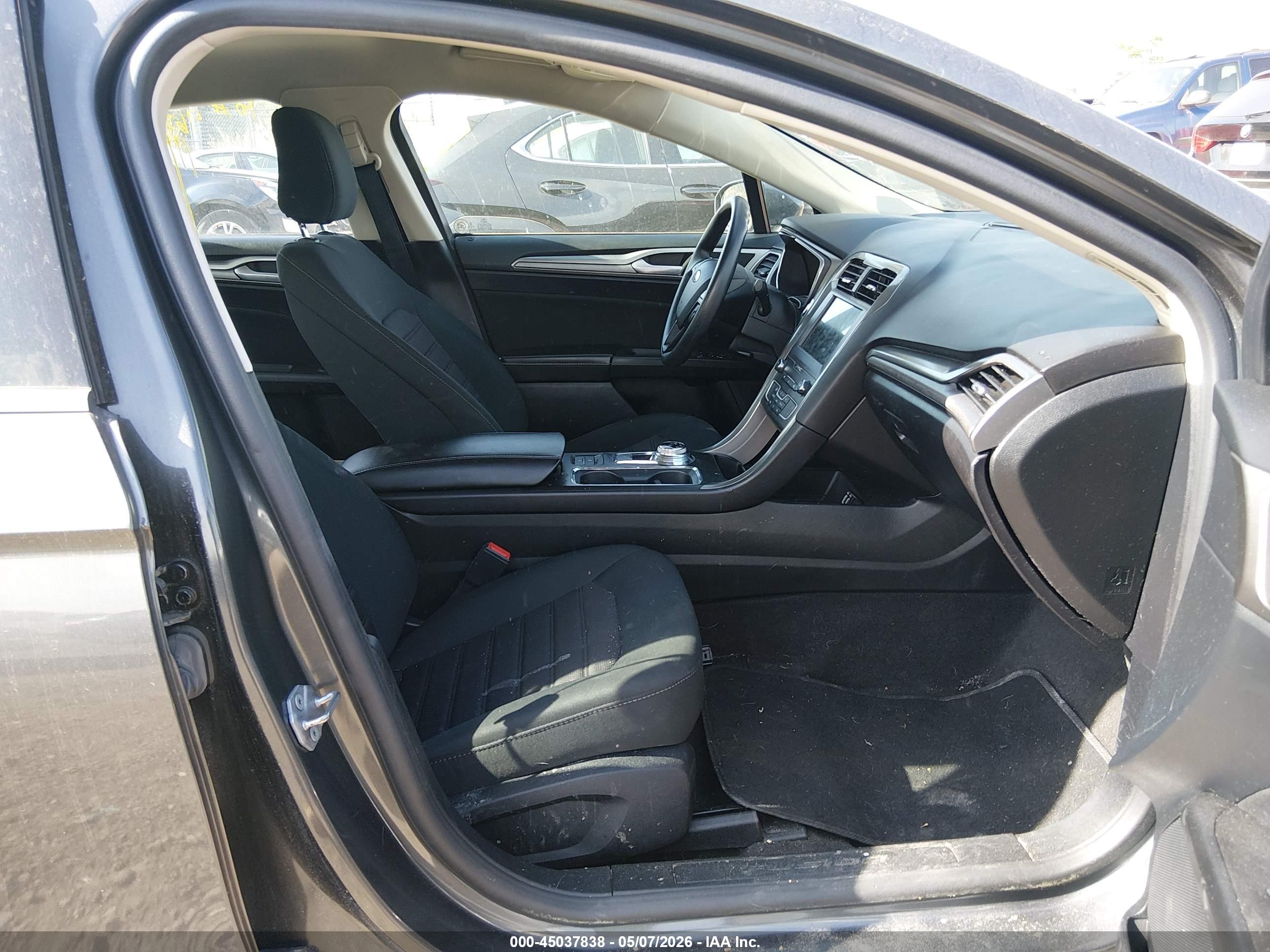 FORD FUSION image 5