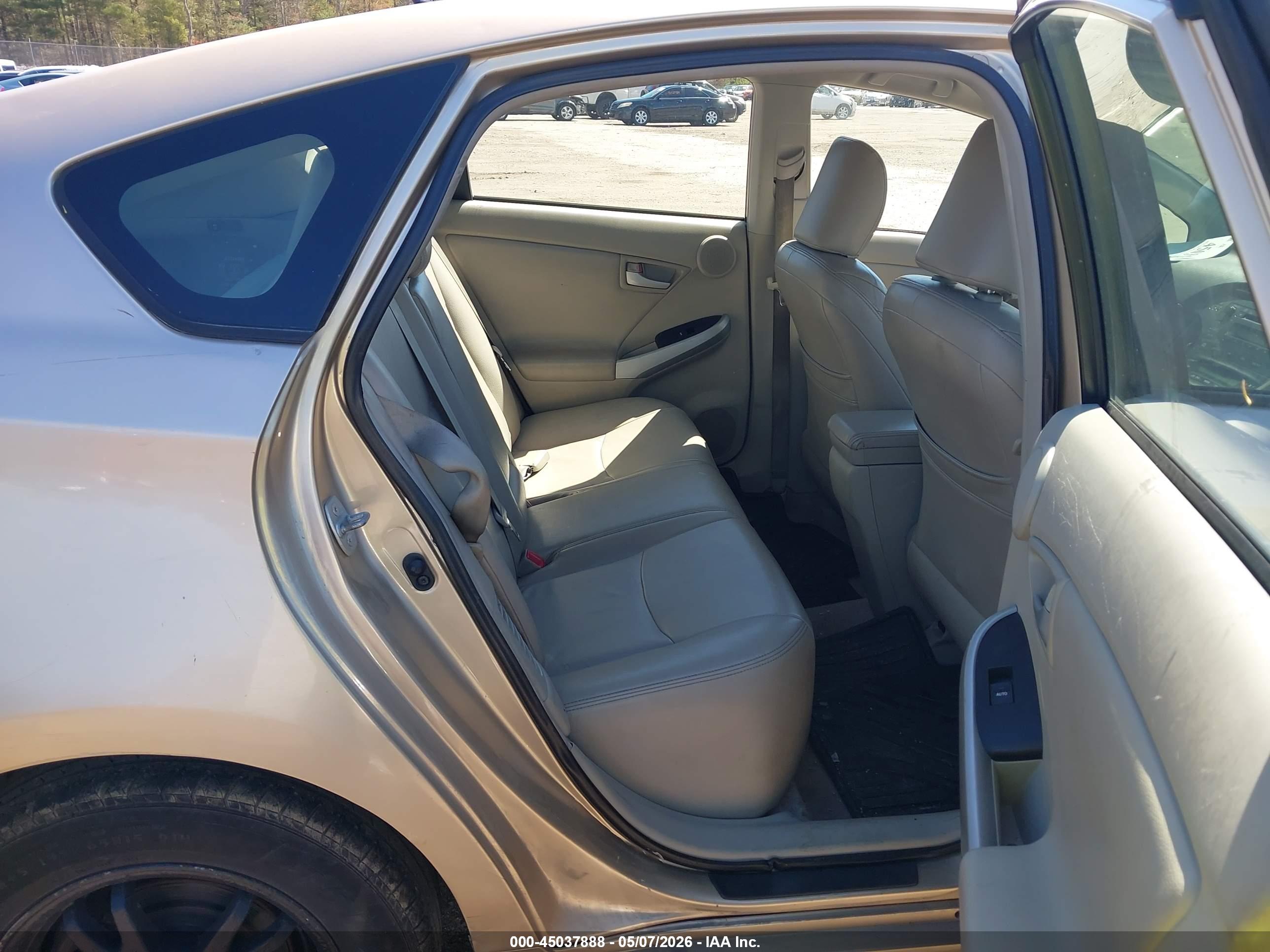TOYOTA PRIUS image 8