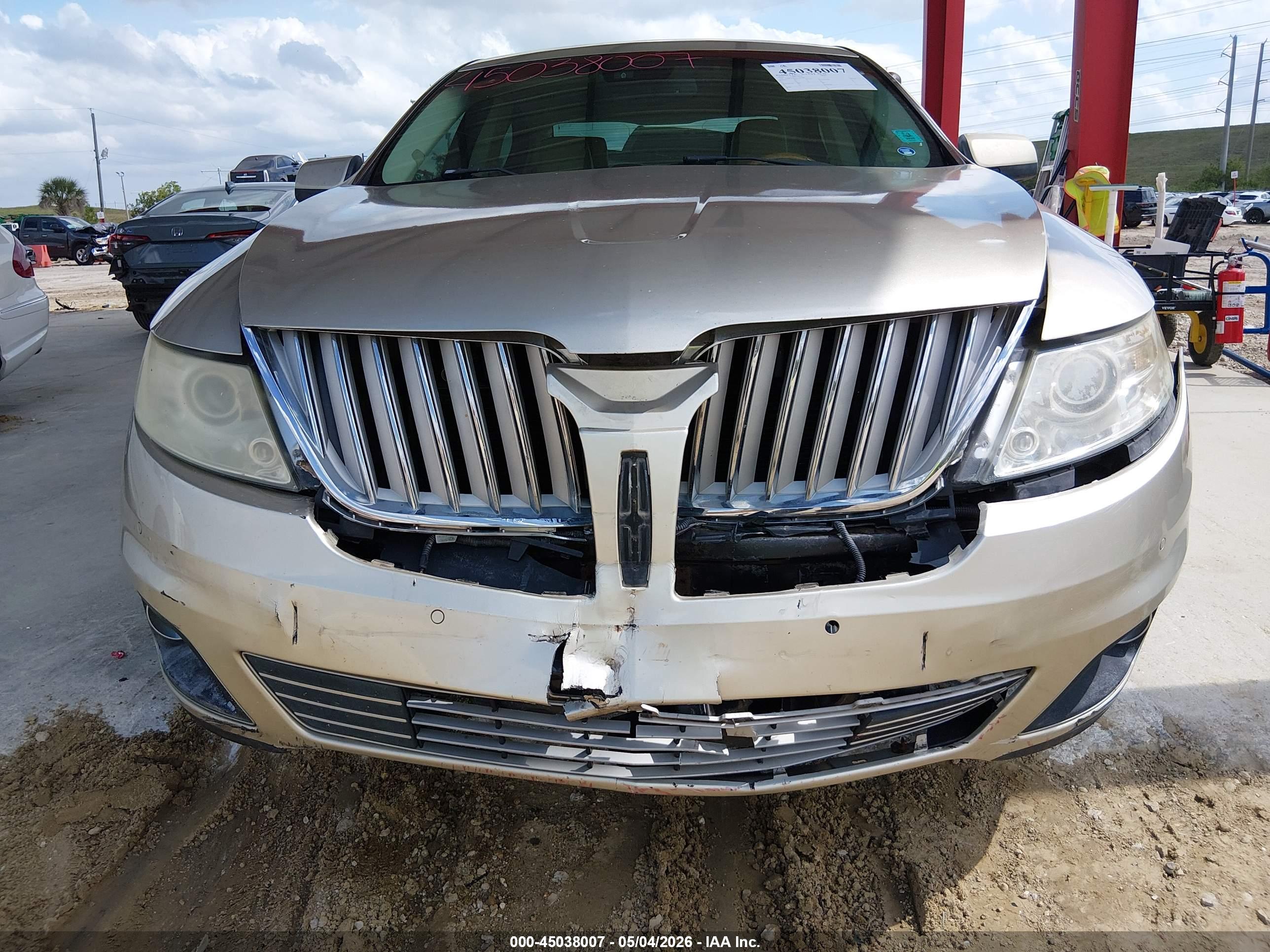 LINCOLN MKS image 6