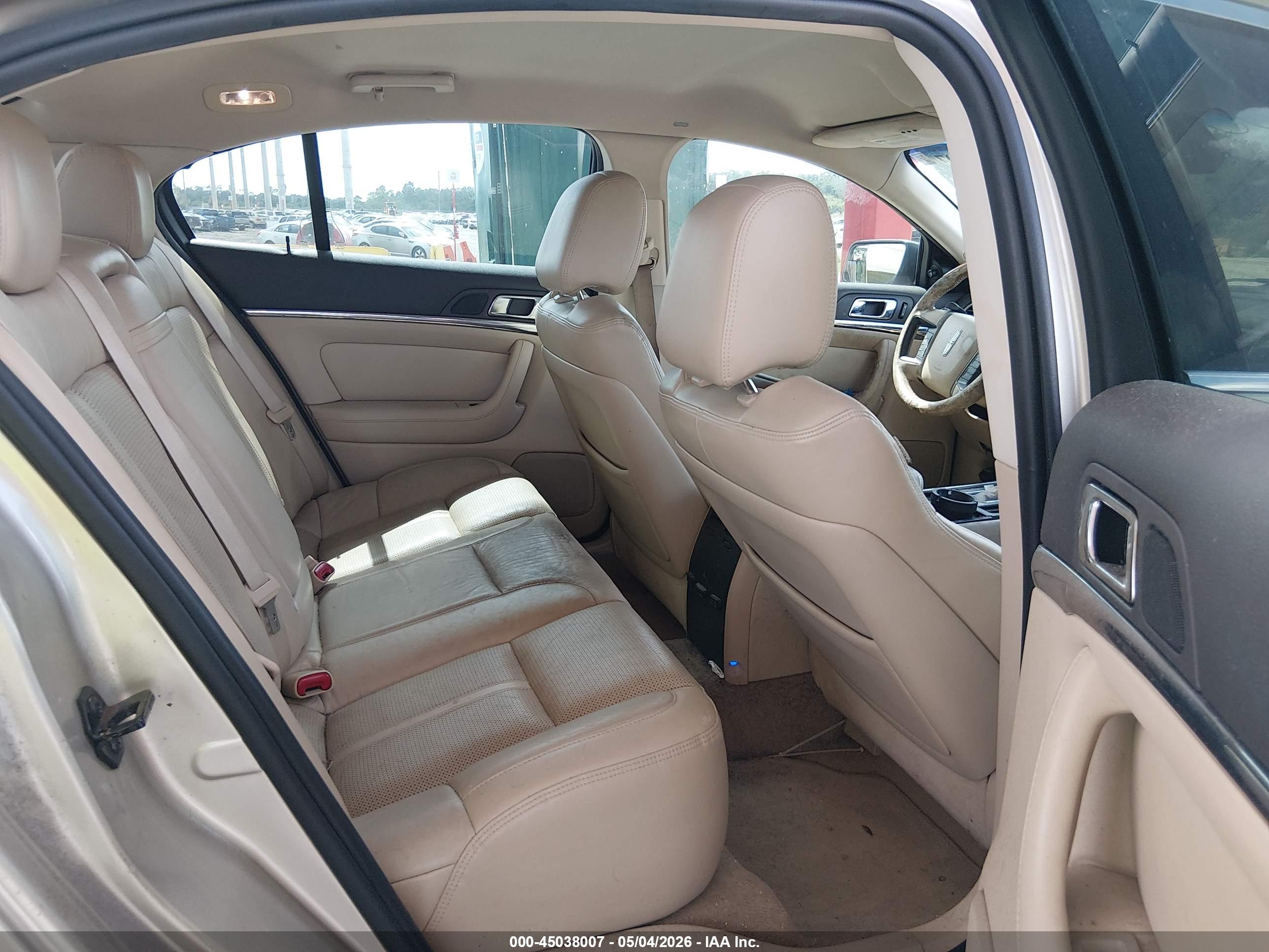 LINCOLN MKS image 8