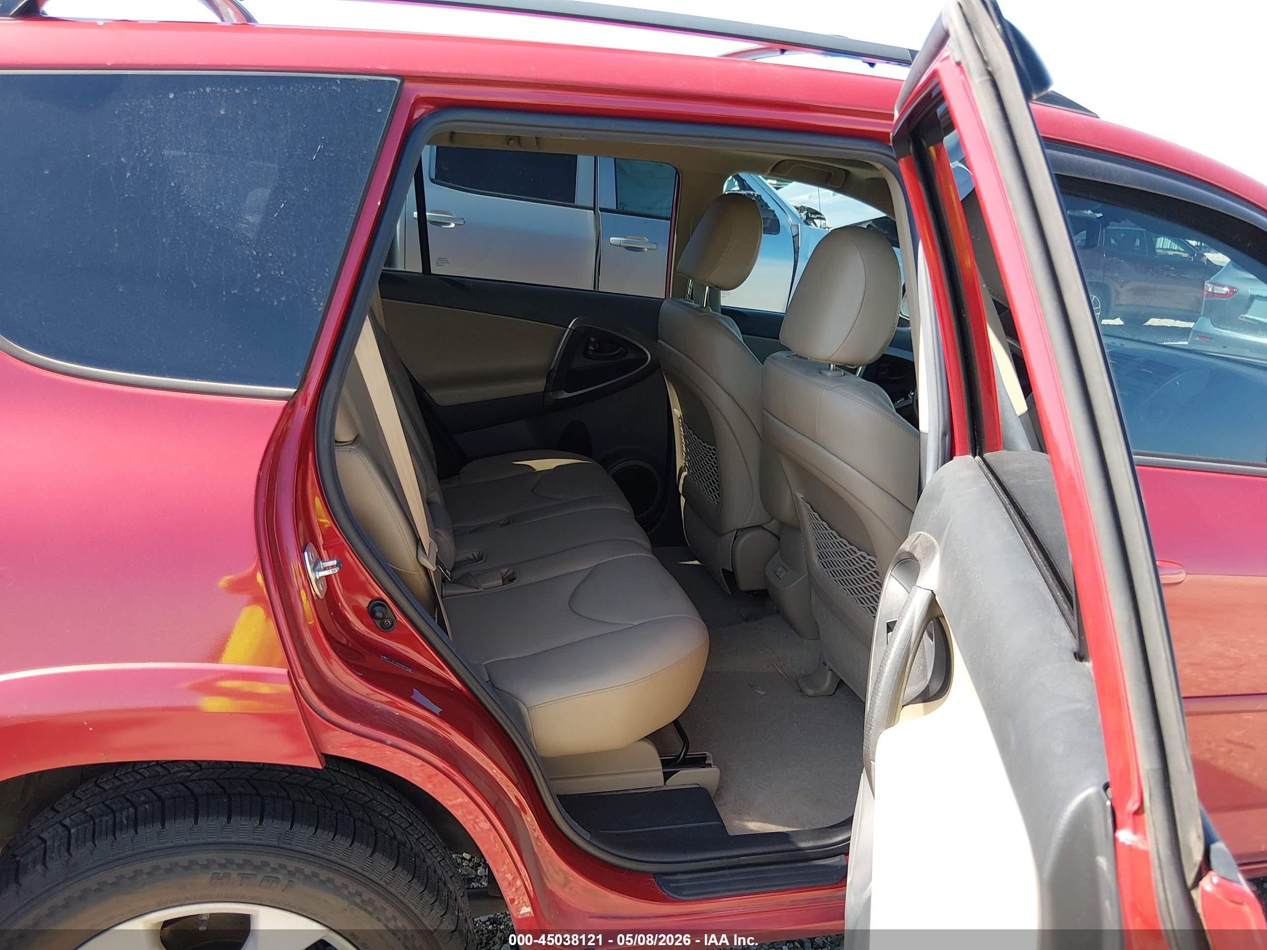 TOYOTA RAV4 image 8