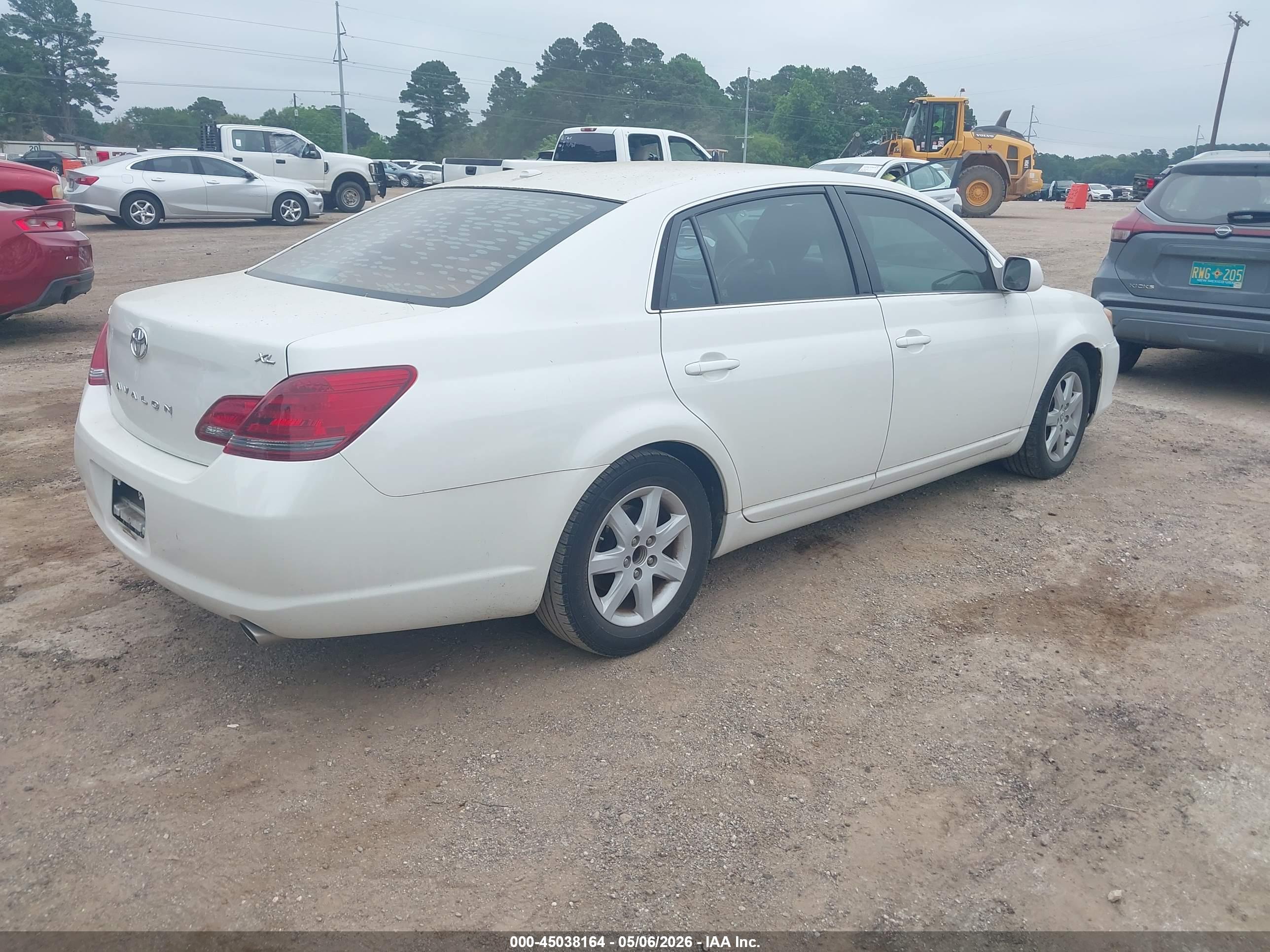 TOYOTA AVALON image 4
