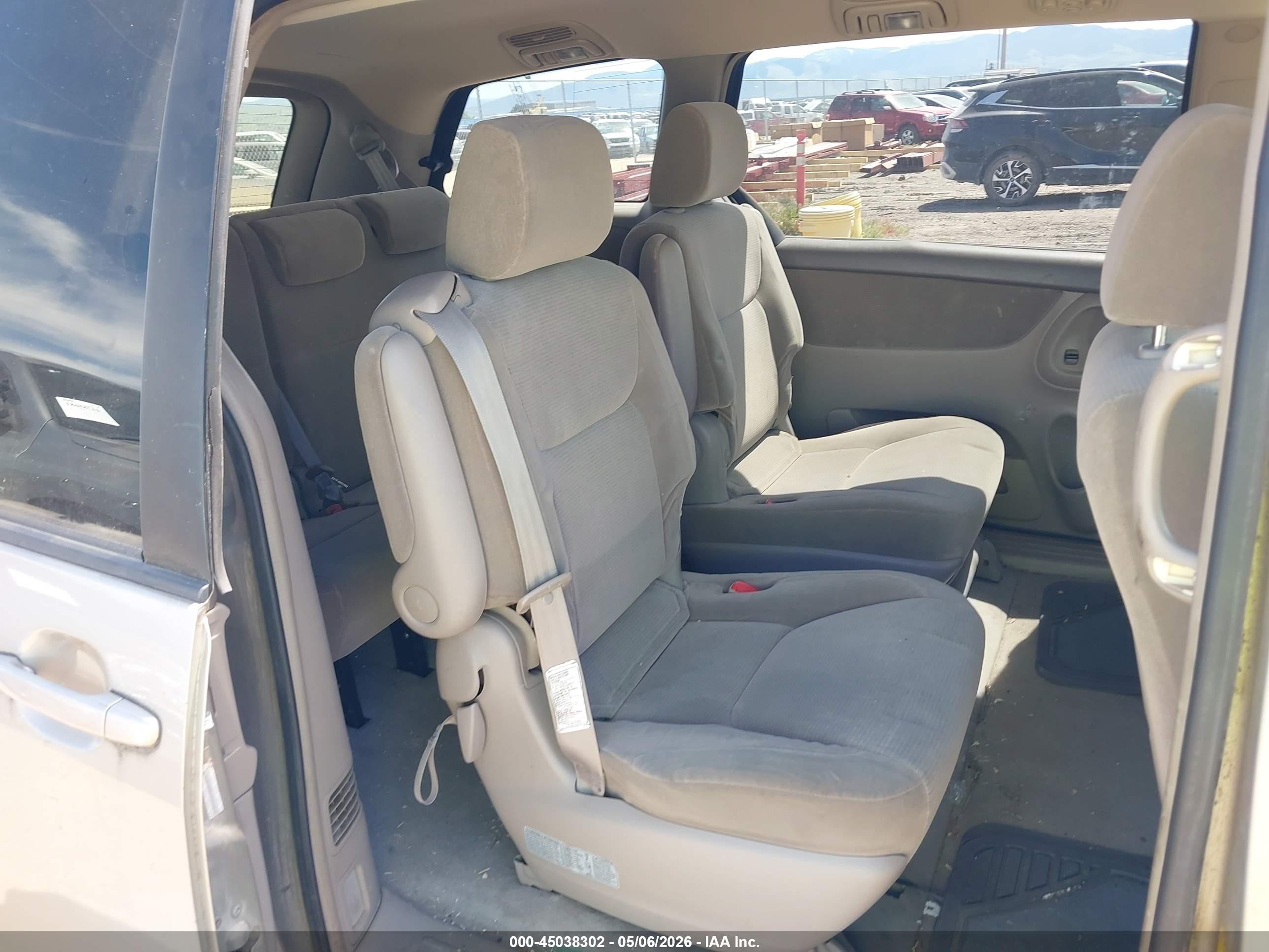TOYOTA SIENNA image 8