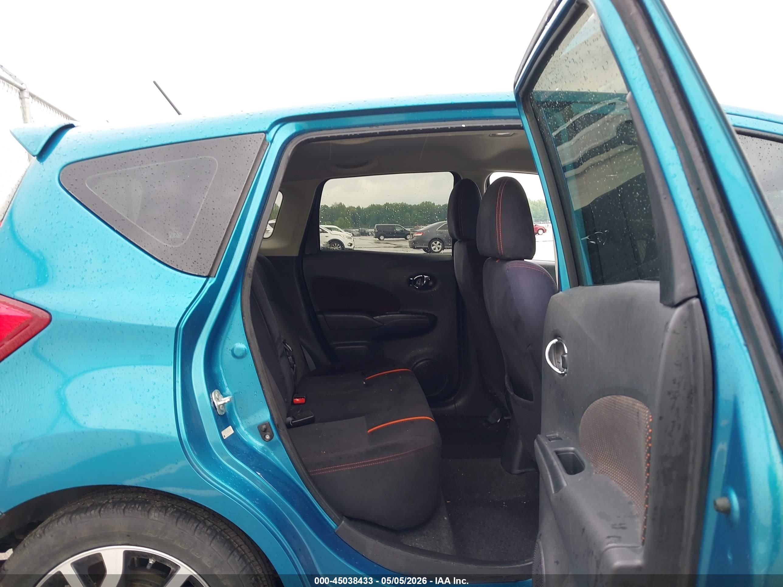 NISSAN VERSA image 8