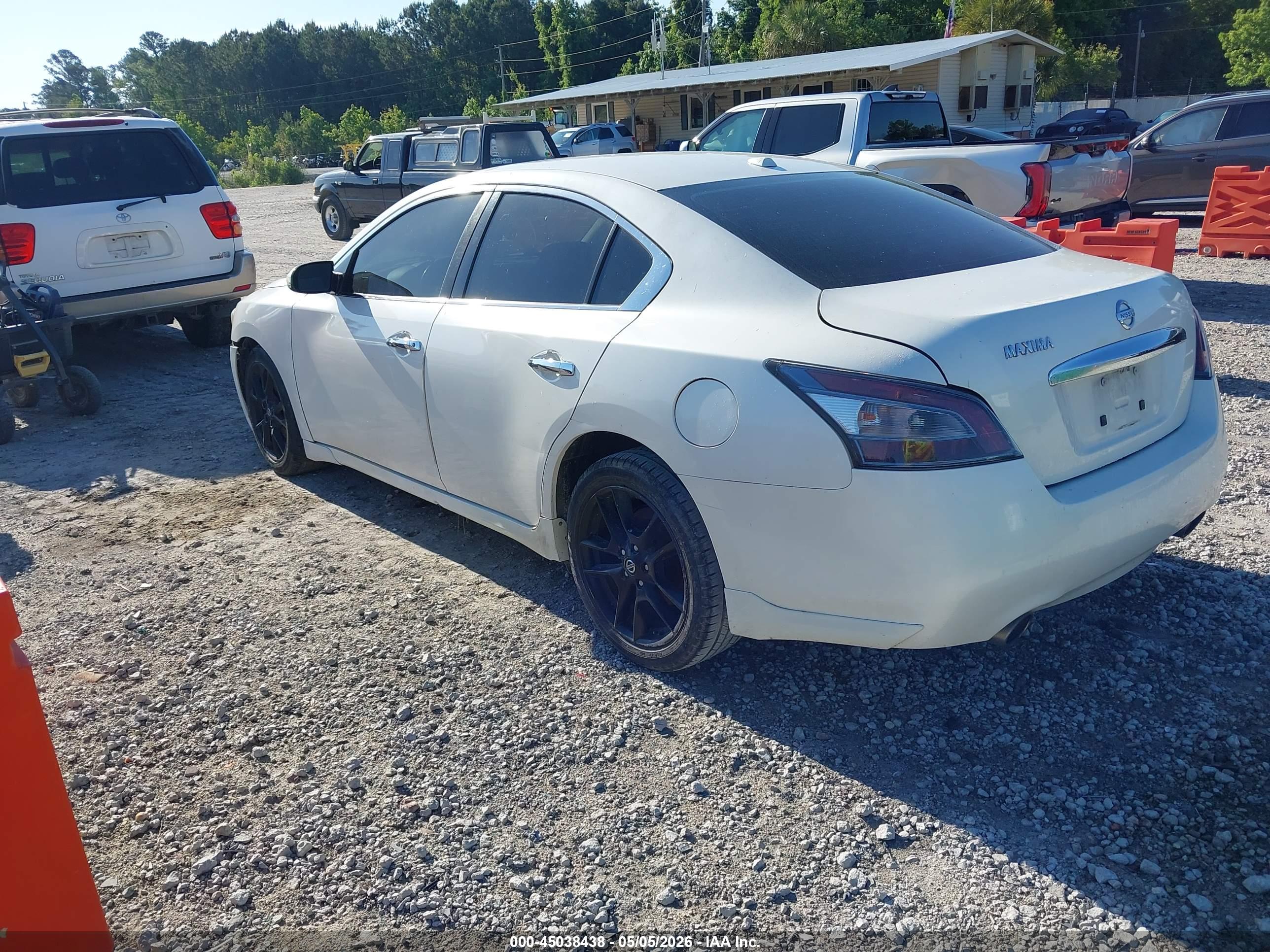 NISSAN MAXIMA image 3