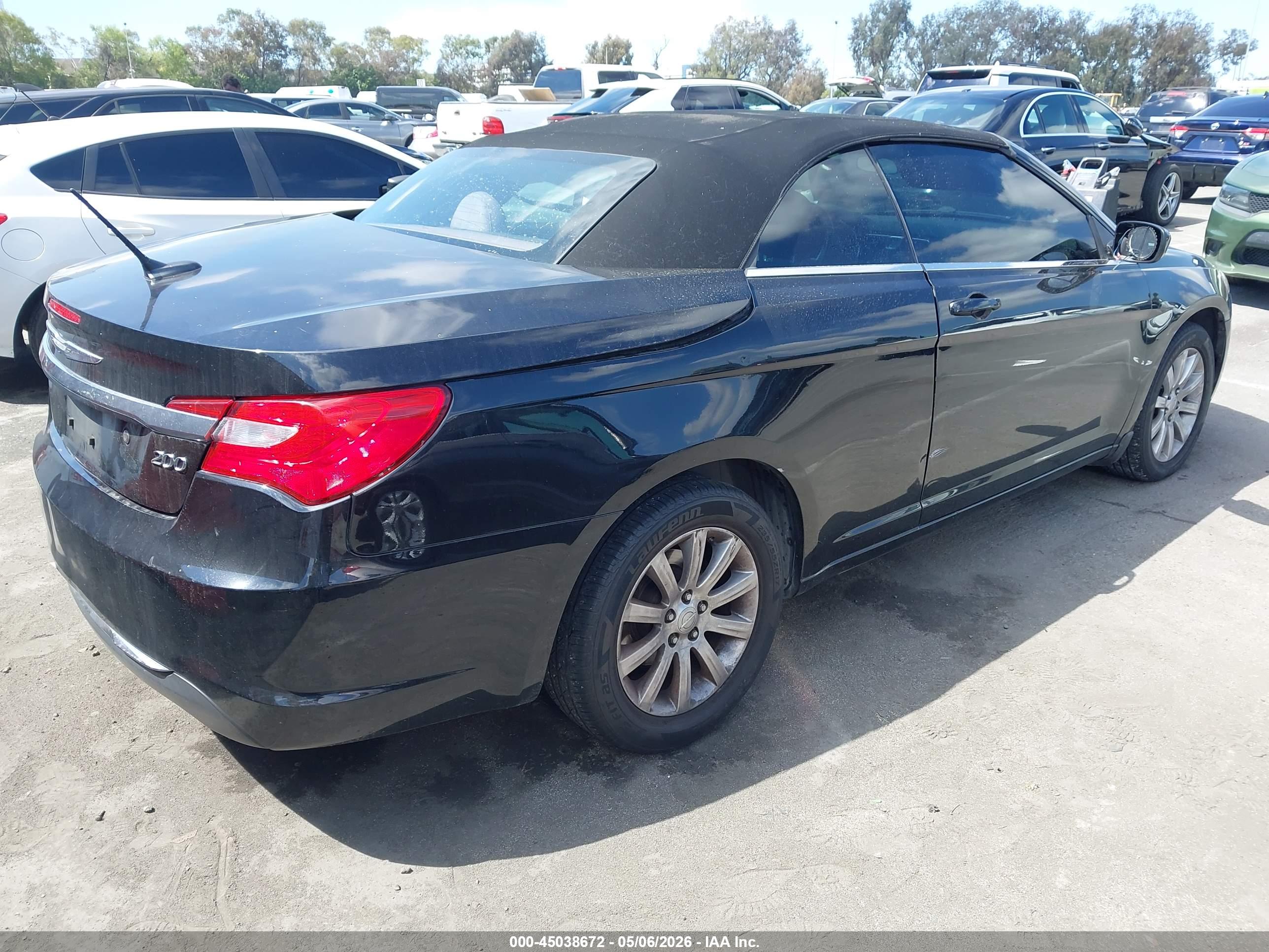 CHRYSLER 200 image 4