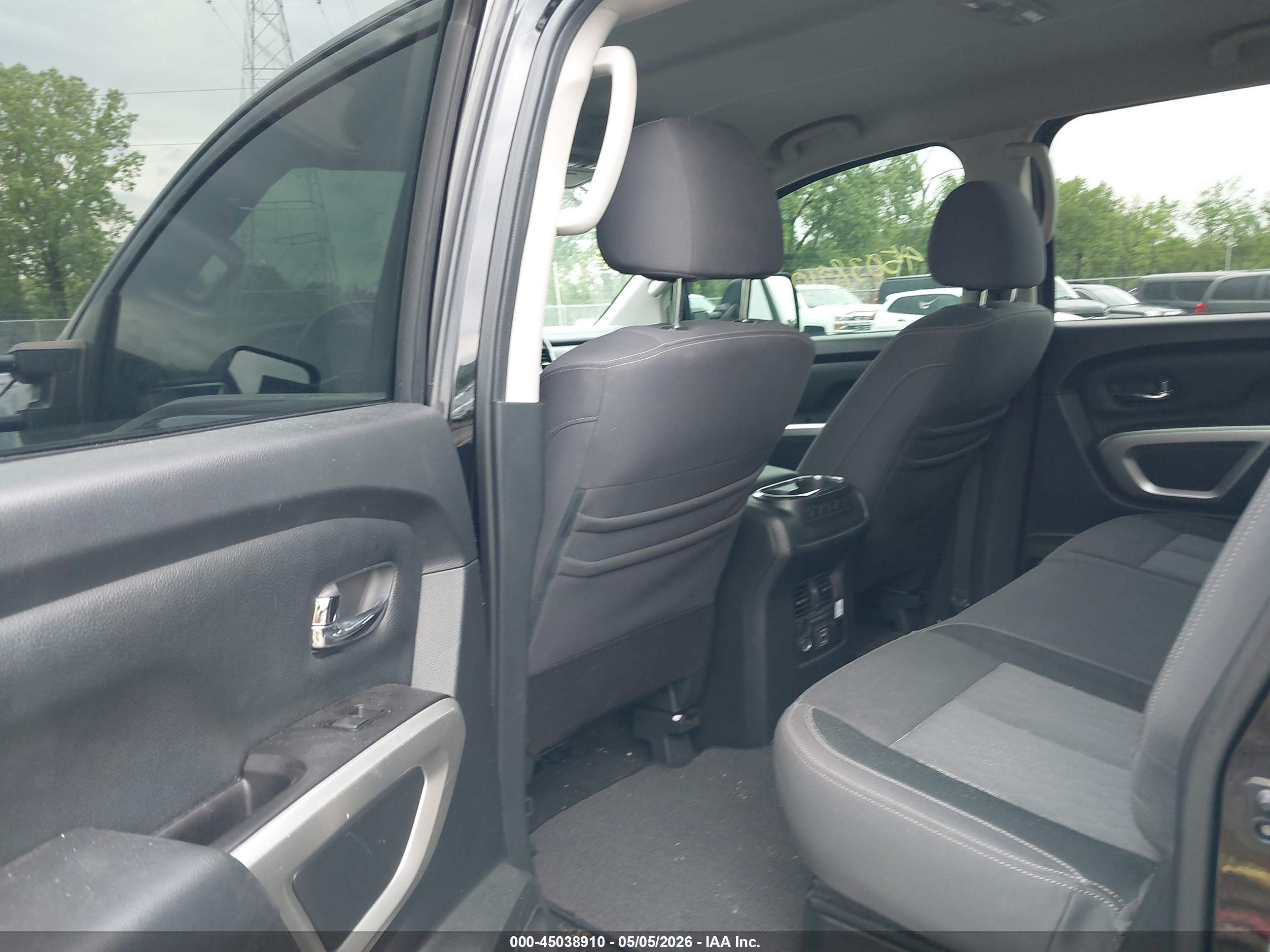 NISSAN TITAN image 8