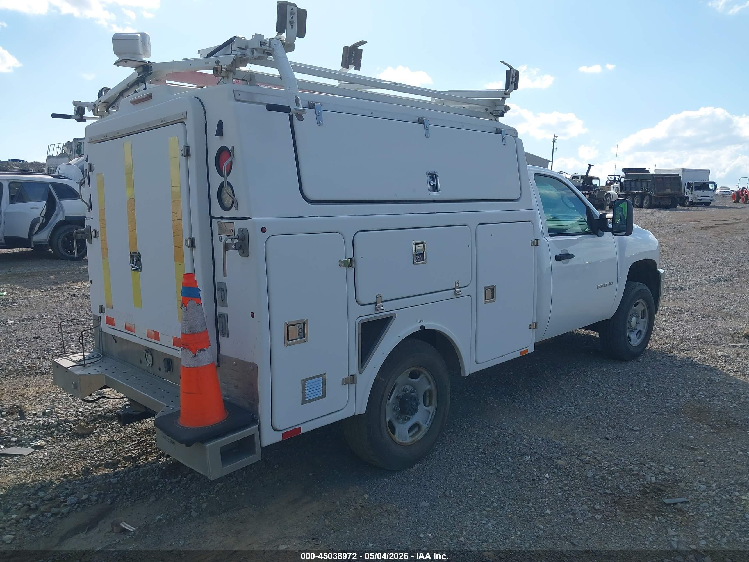 CHEVROLET SILVERADO image 4