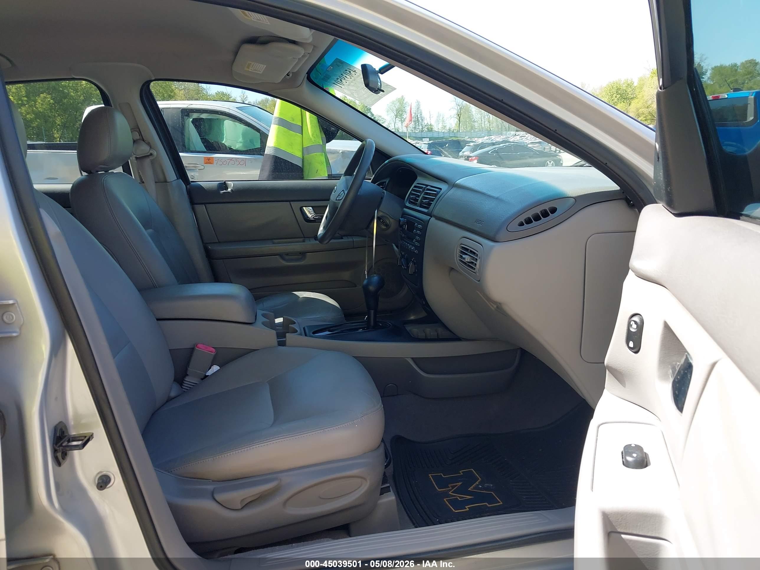 FORD TAURUS image 5