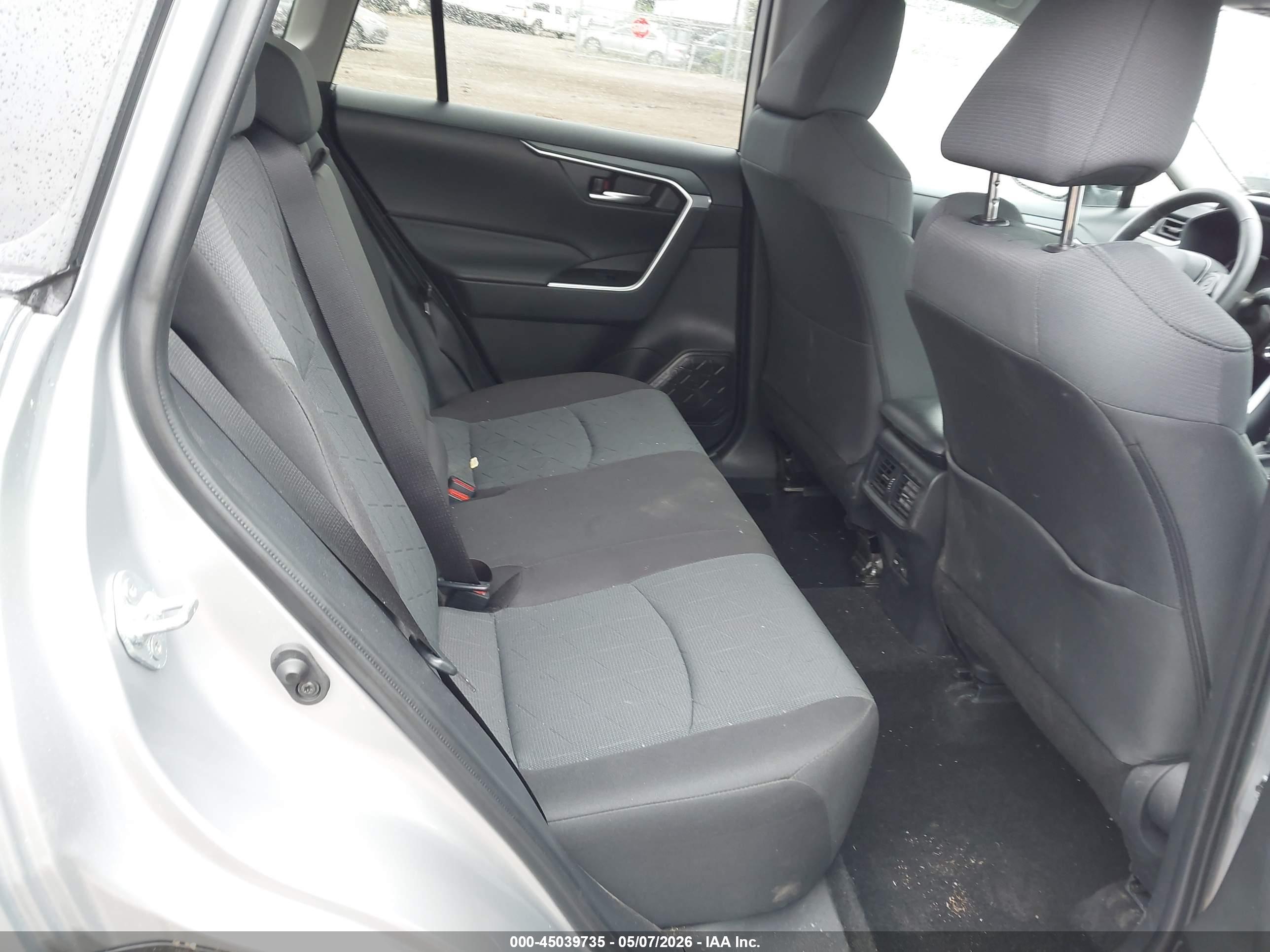TOYOTA RAV4 image 8