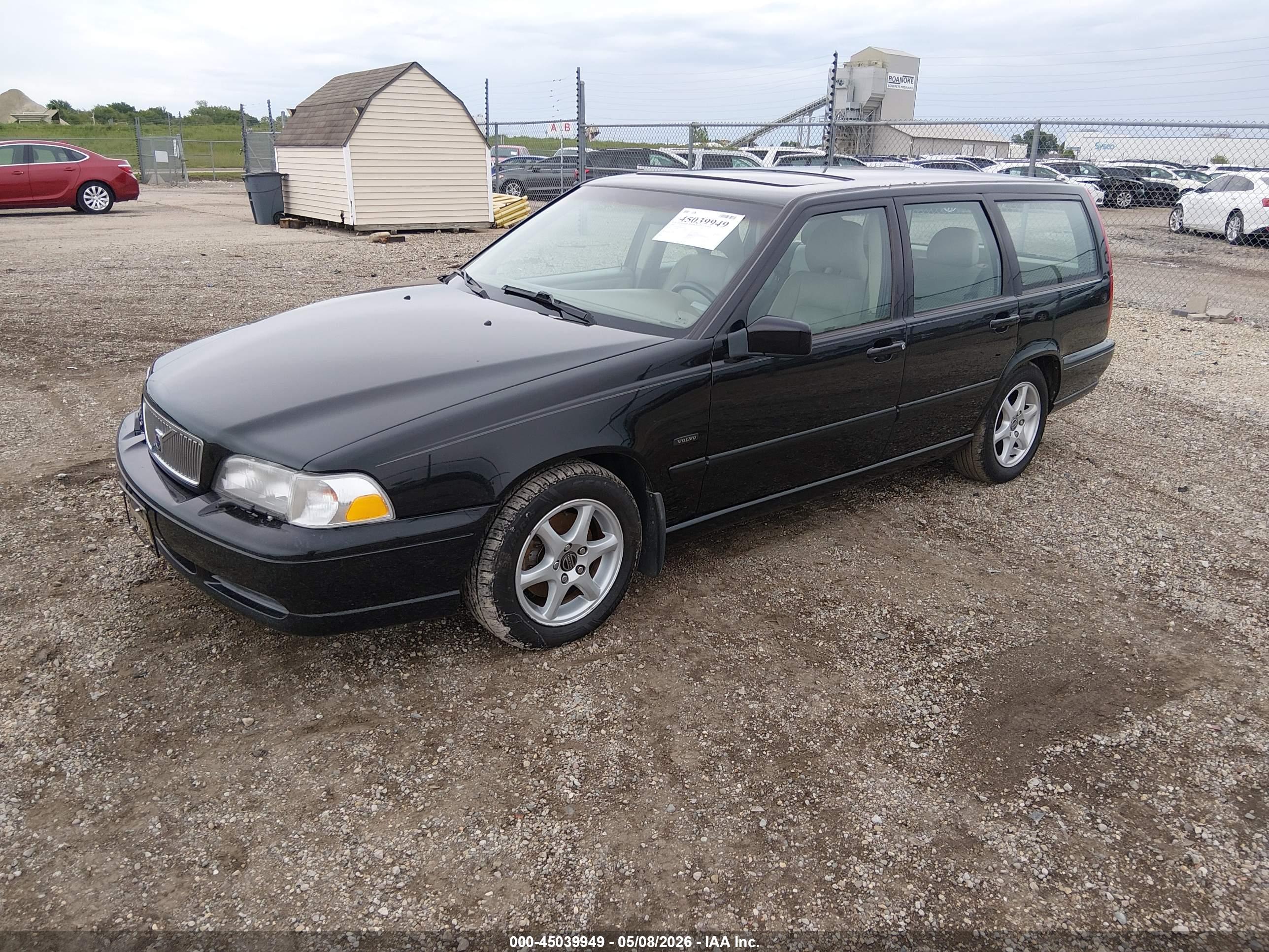 VOLVO V70 image 2