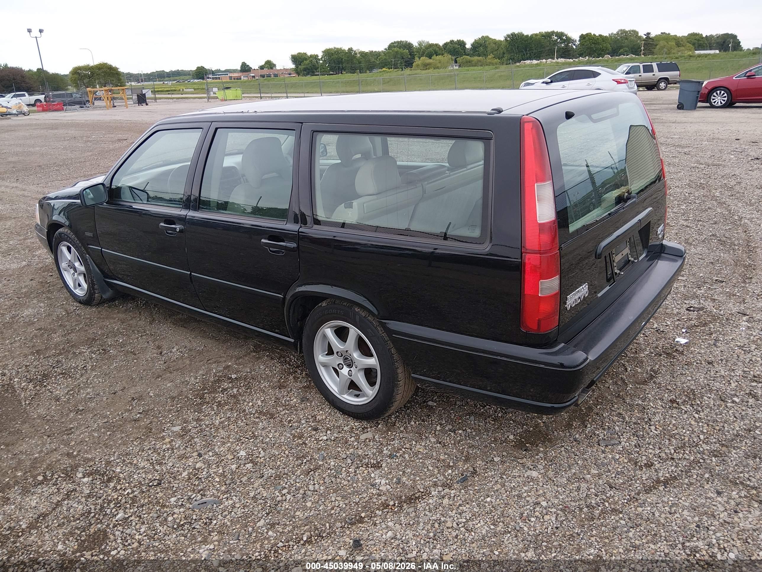 VOLVO V70 image 3