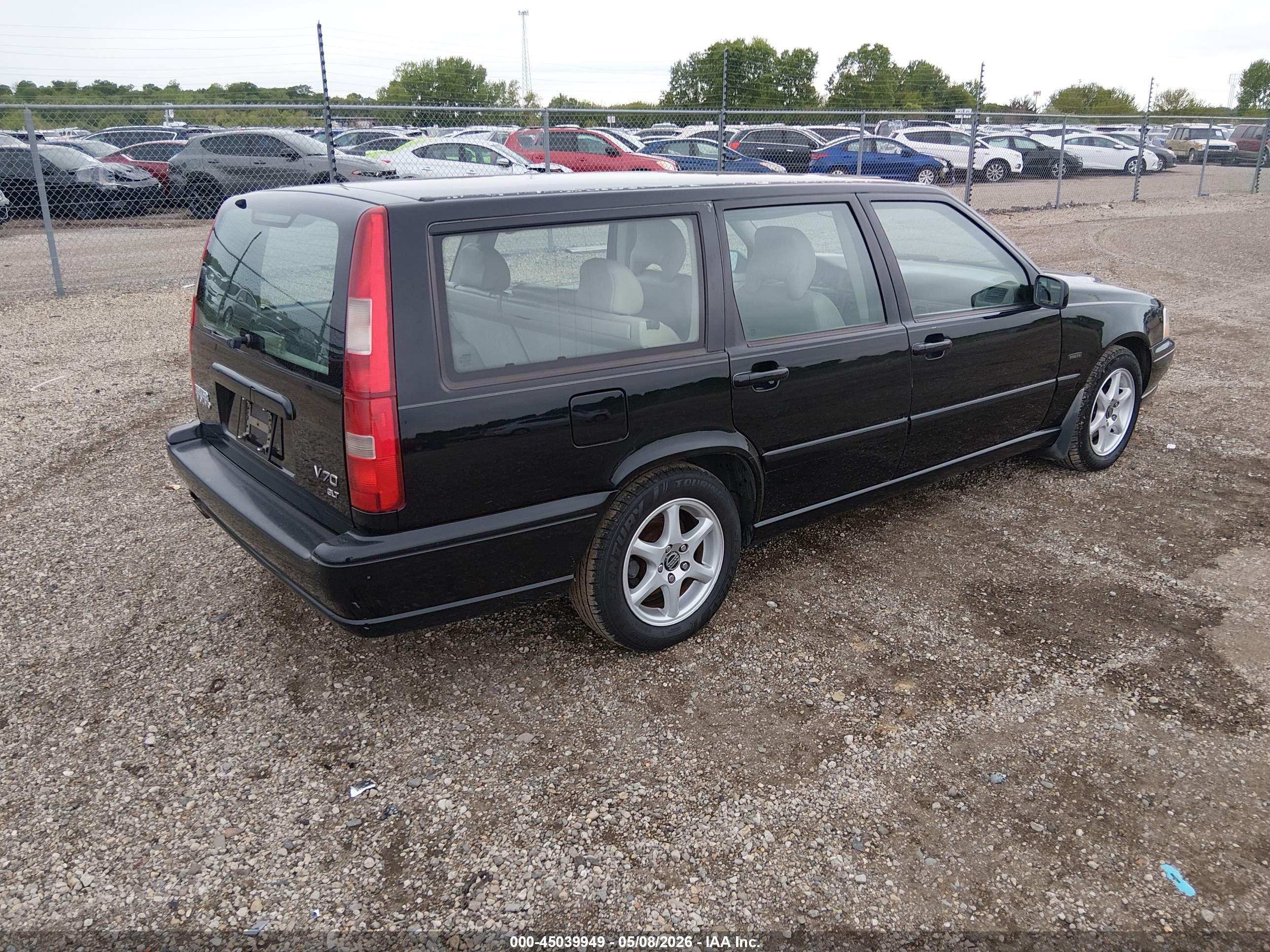 VOLVO V70 image 4