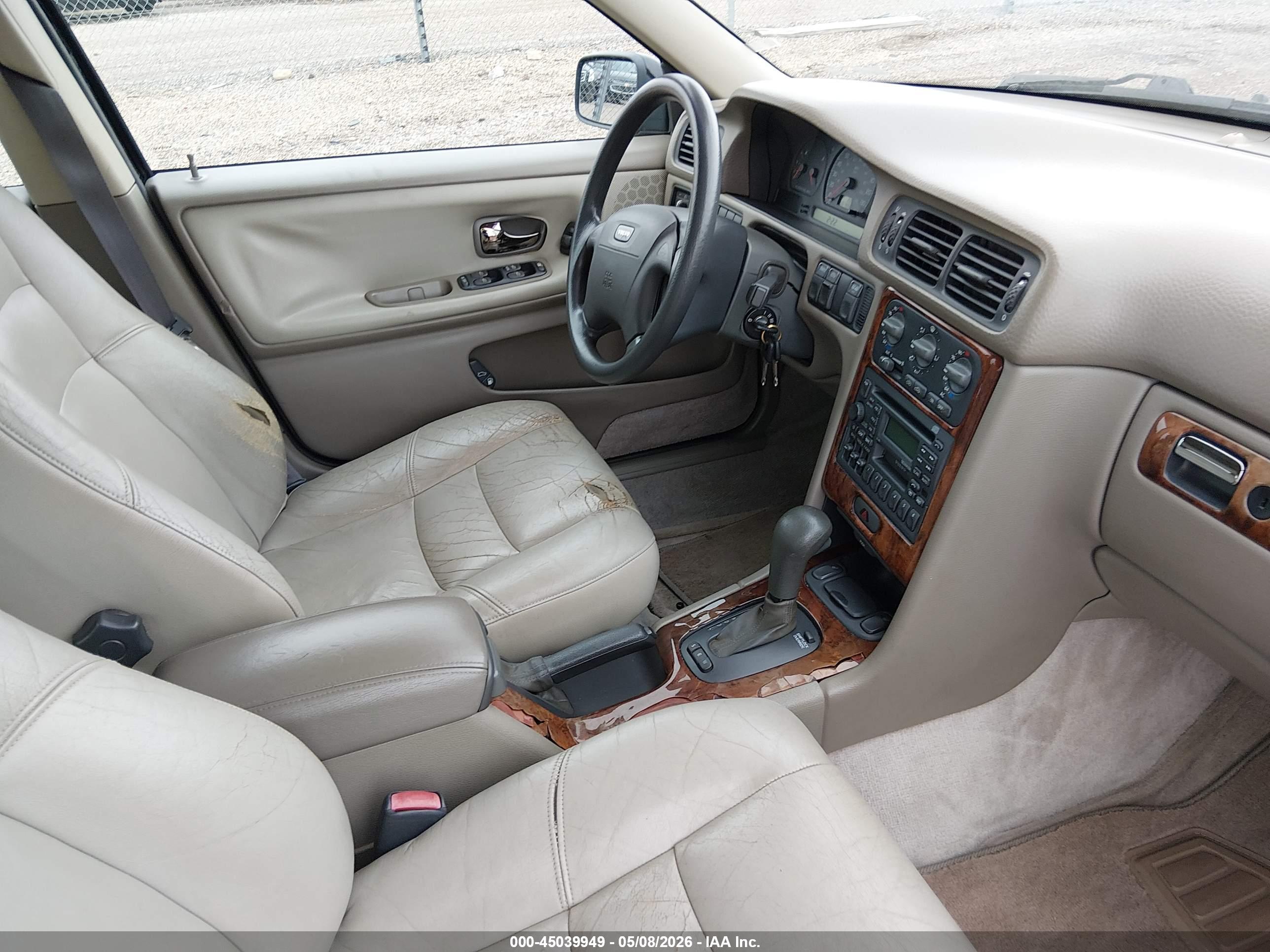 VOLVO V70 image 5