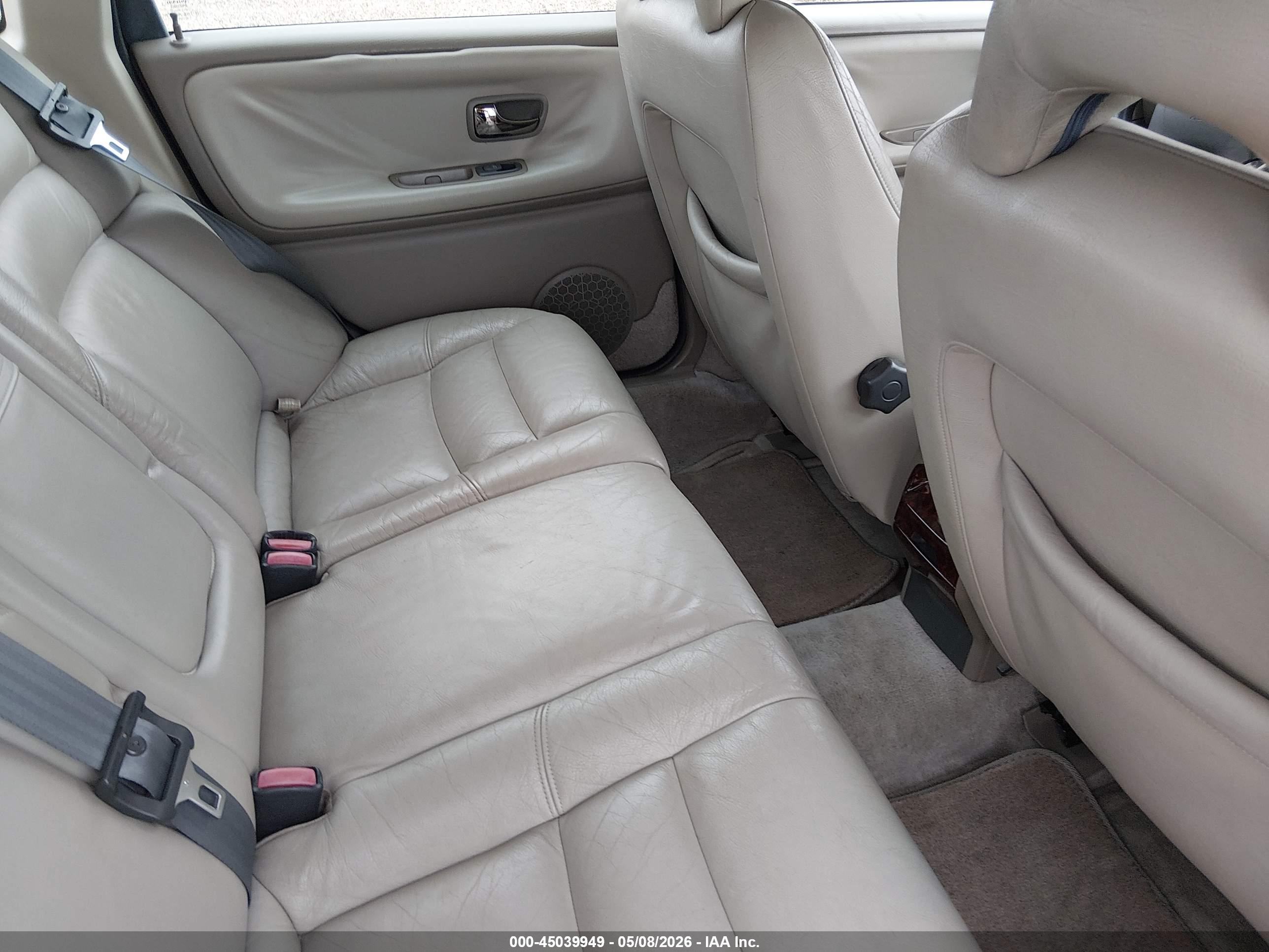 VOLVO V70 image 8