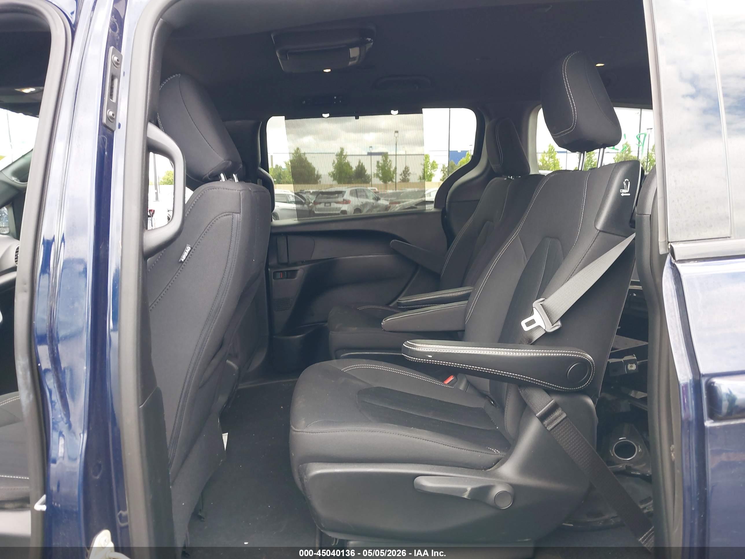 CHRYSLER PACIFICA image 8