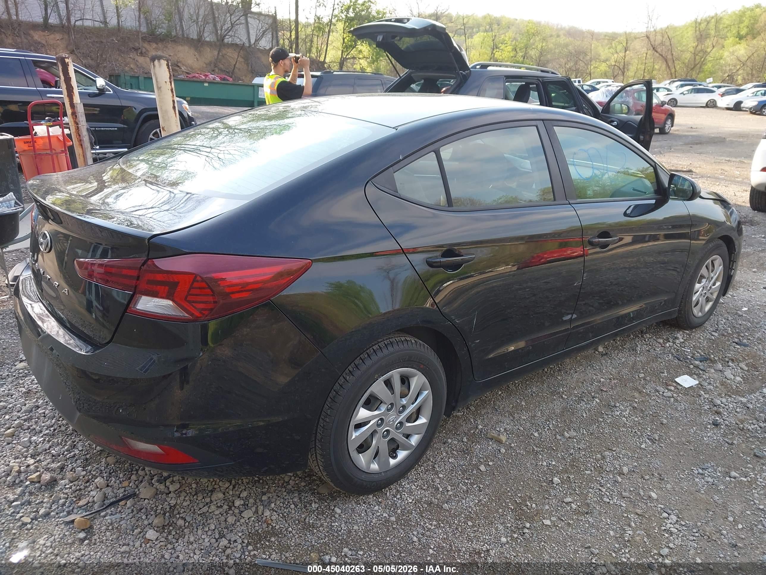 HYUNDAI ELANTRA image 4