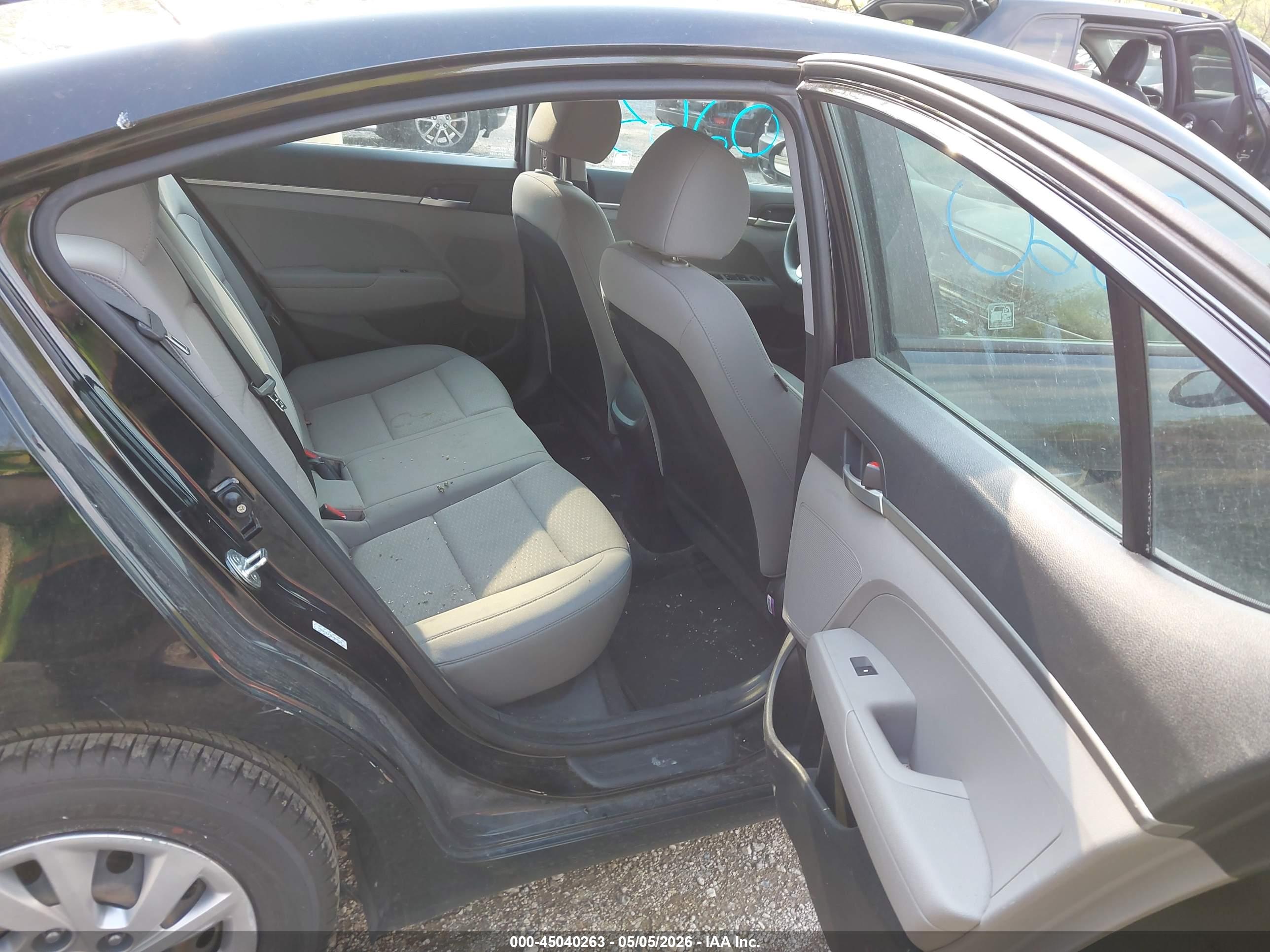 HYUNDAI ELANTRA image 8
