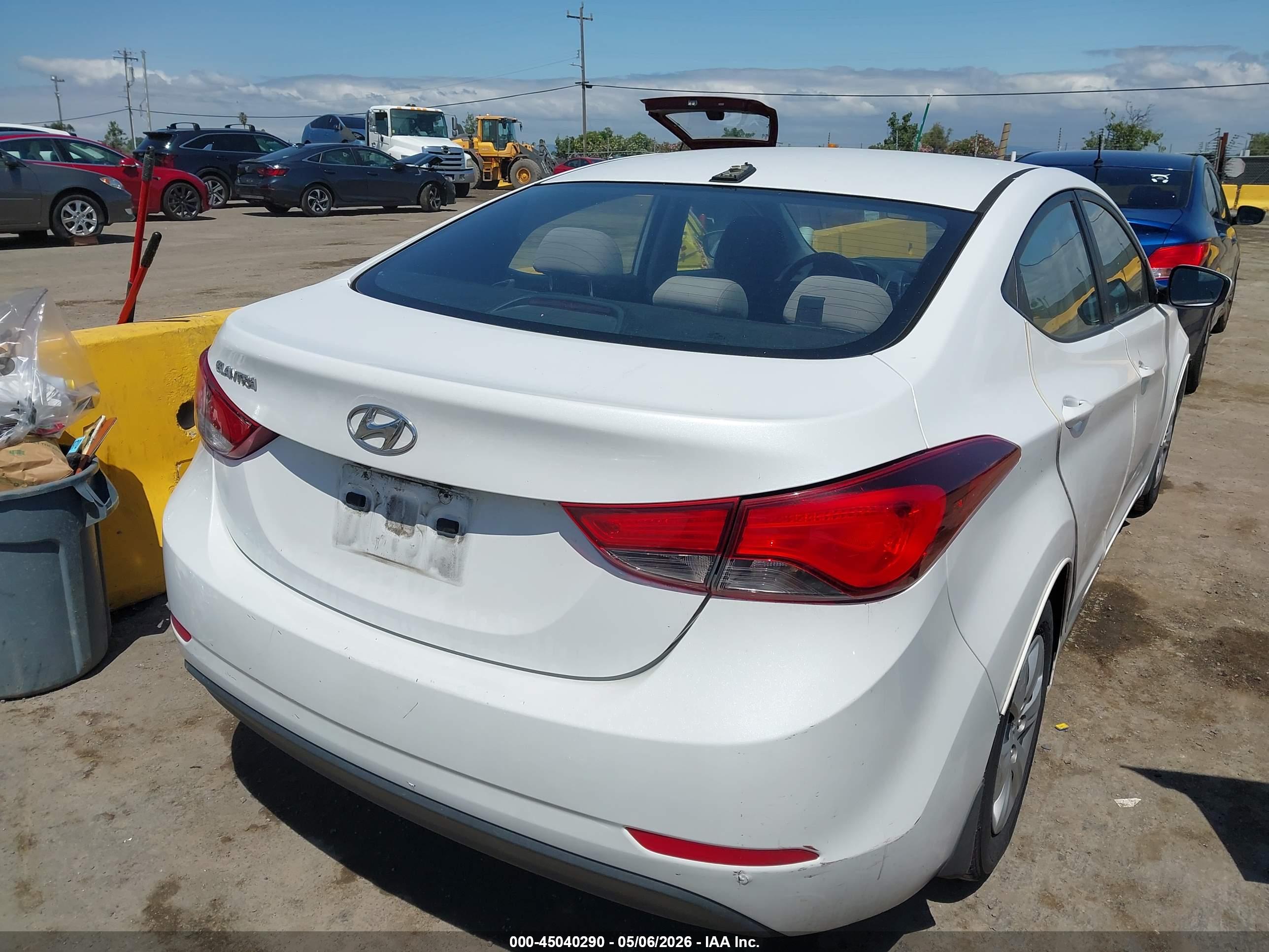 HYUNDAI ELANTRA image 4