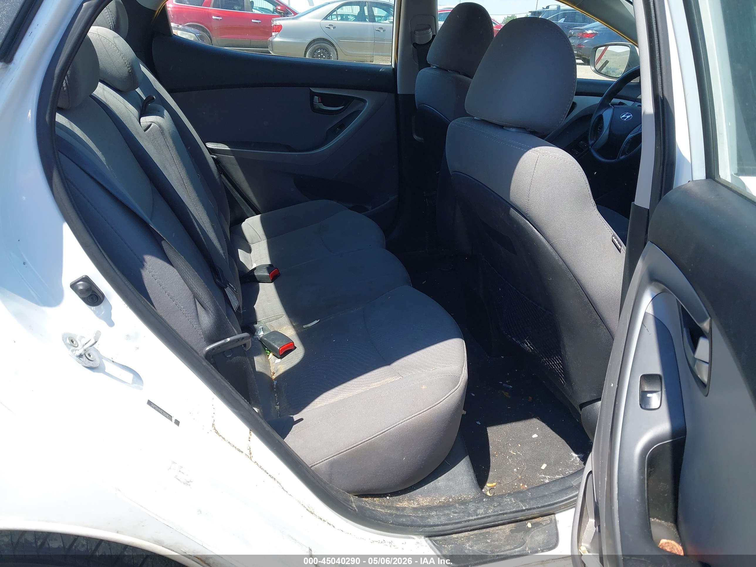 HYUNDAI ELANTRA image 8