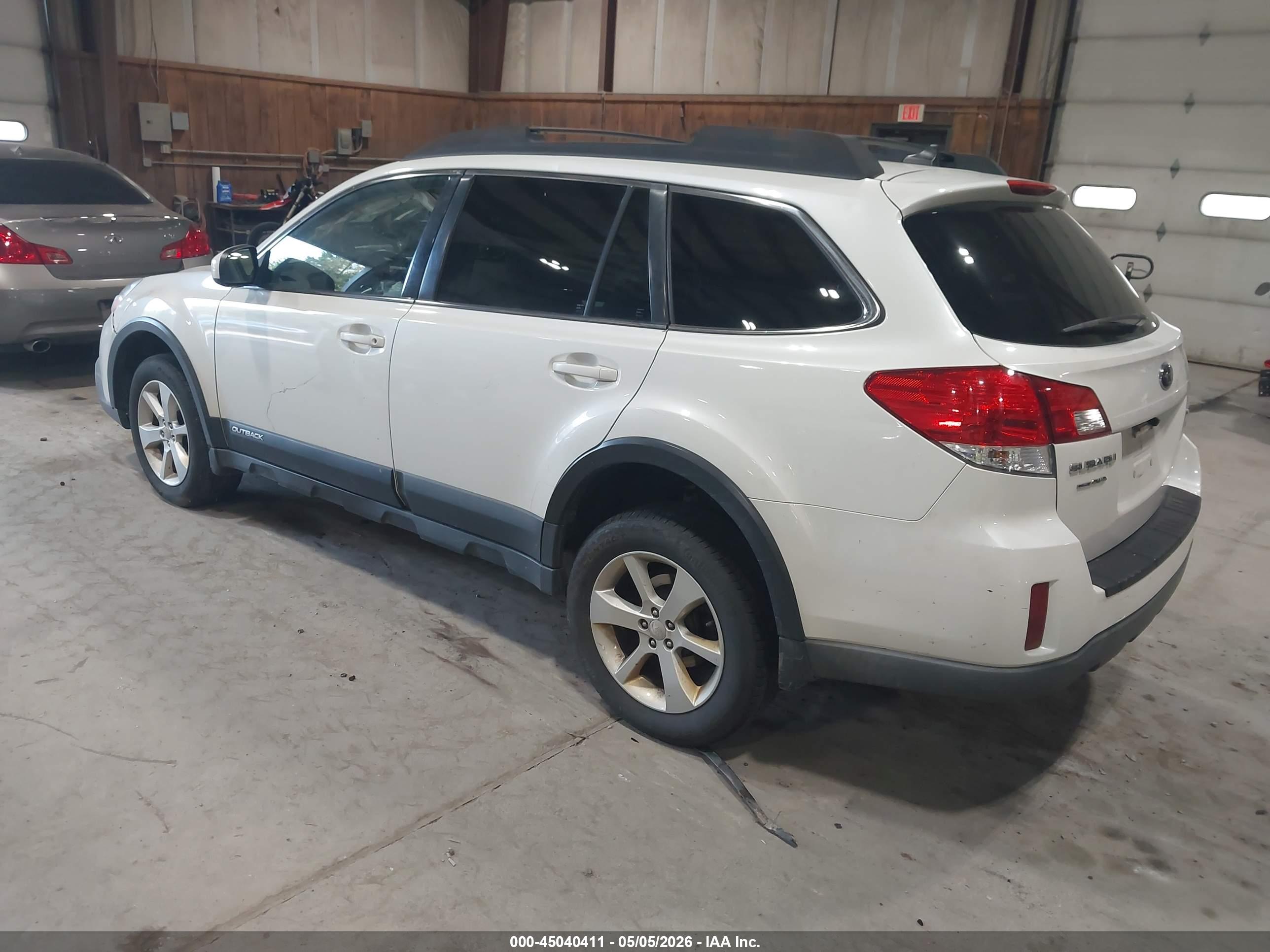 SUBARU OUTBACK image 3