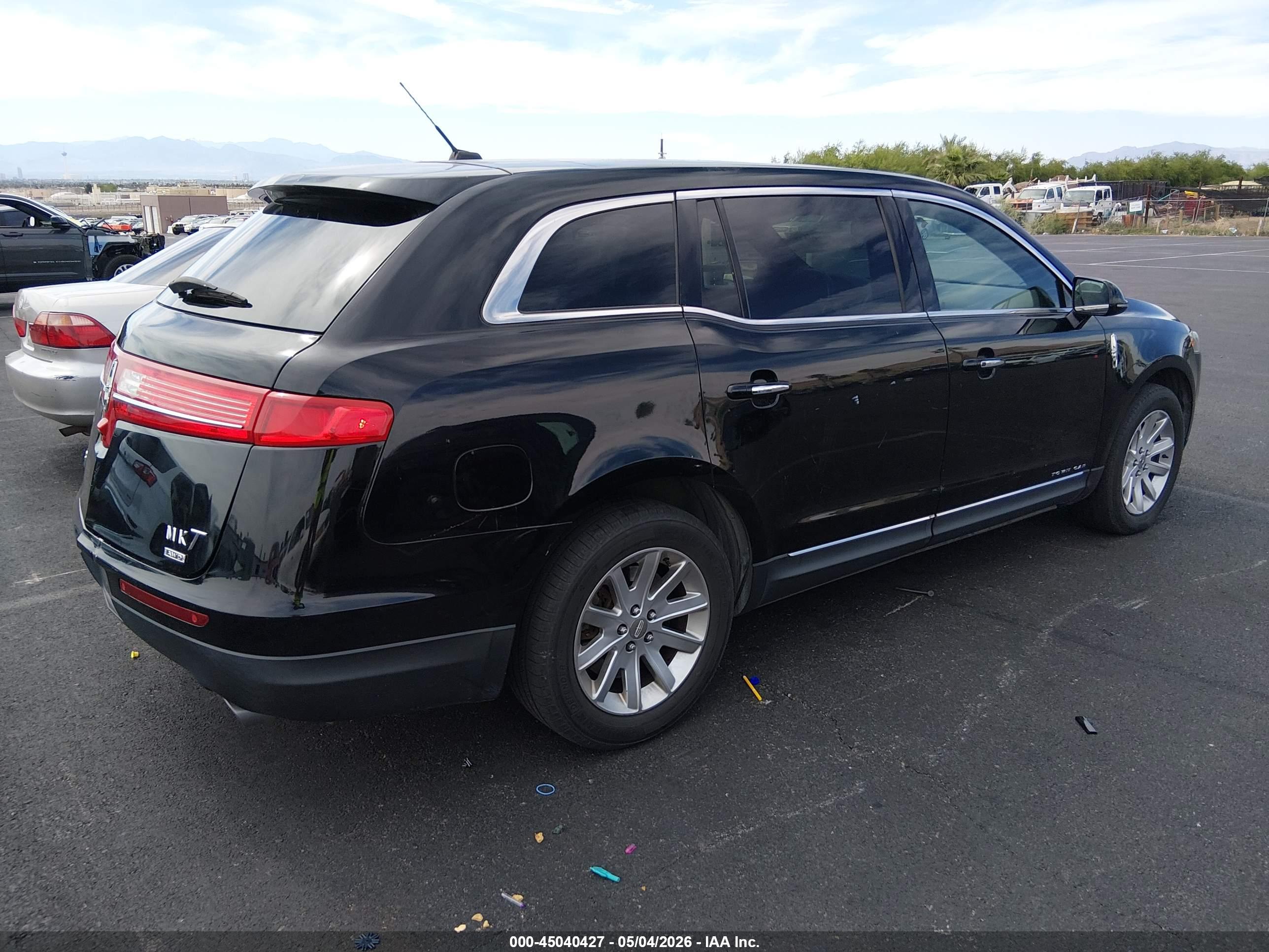 LINCOLN MKT image 4