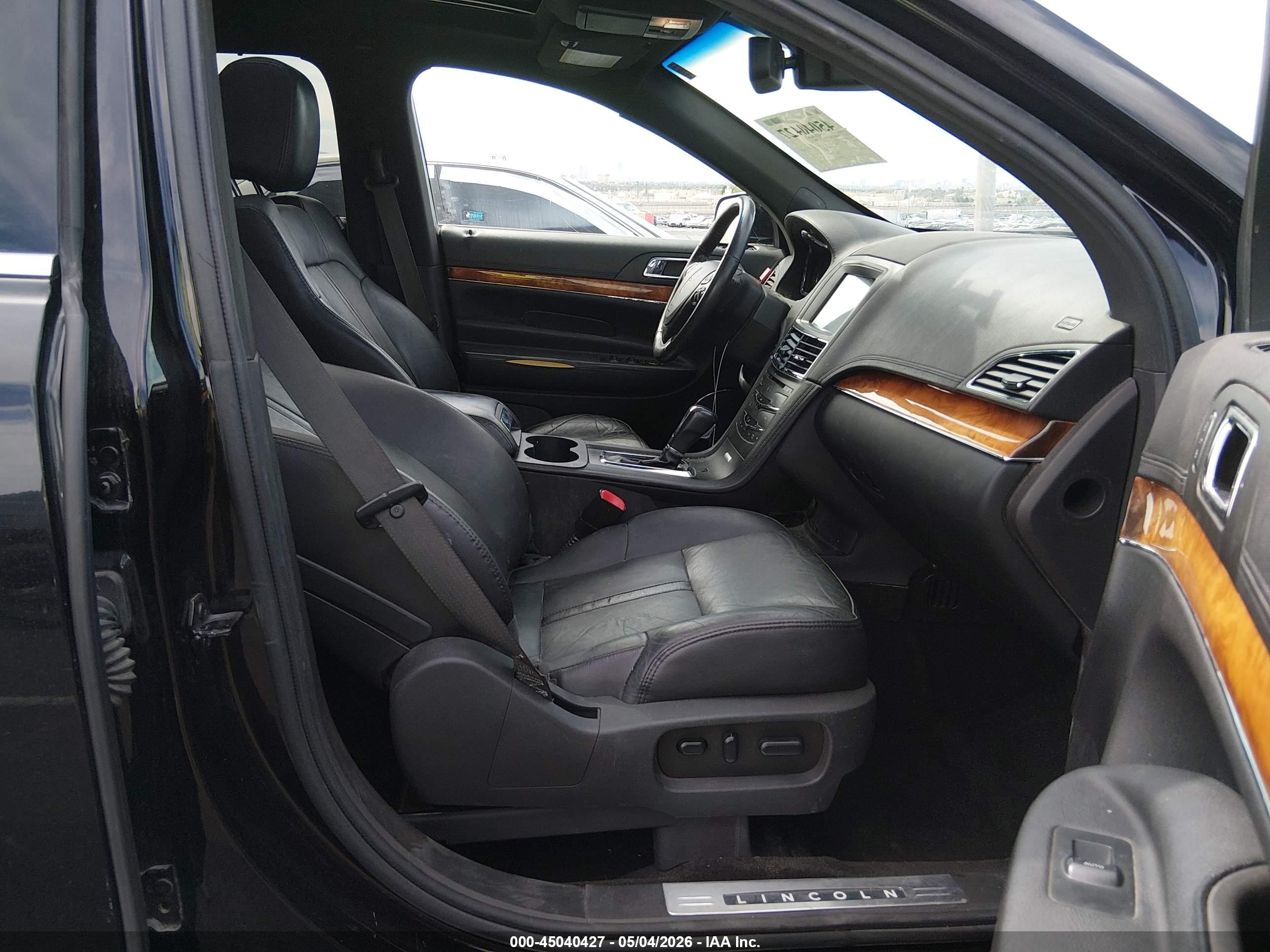LINCOLN MKT image 5
