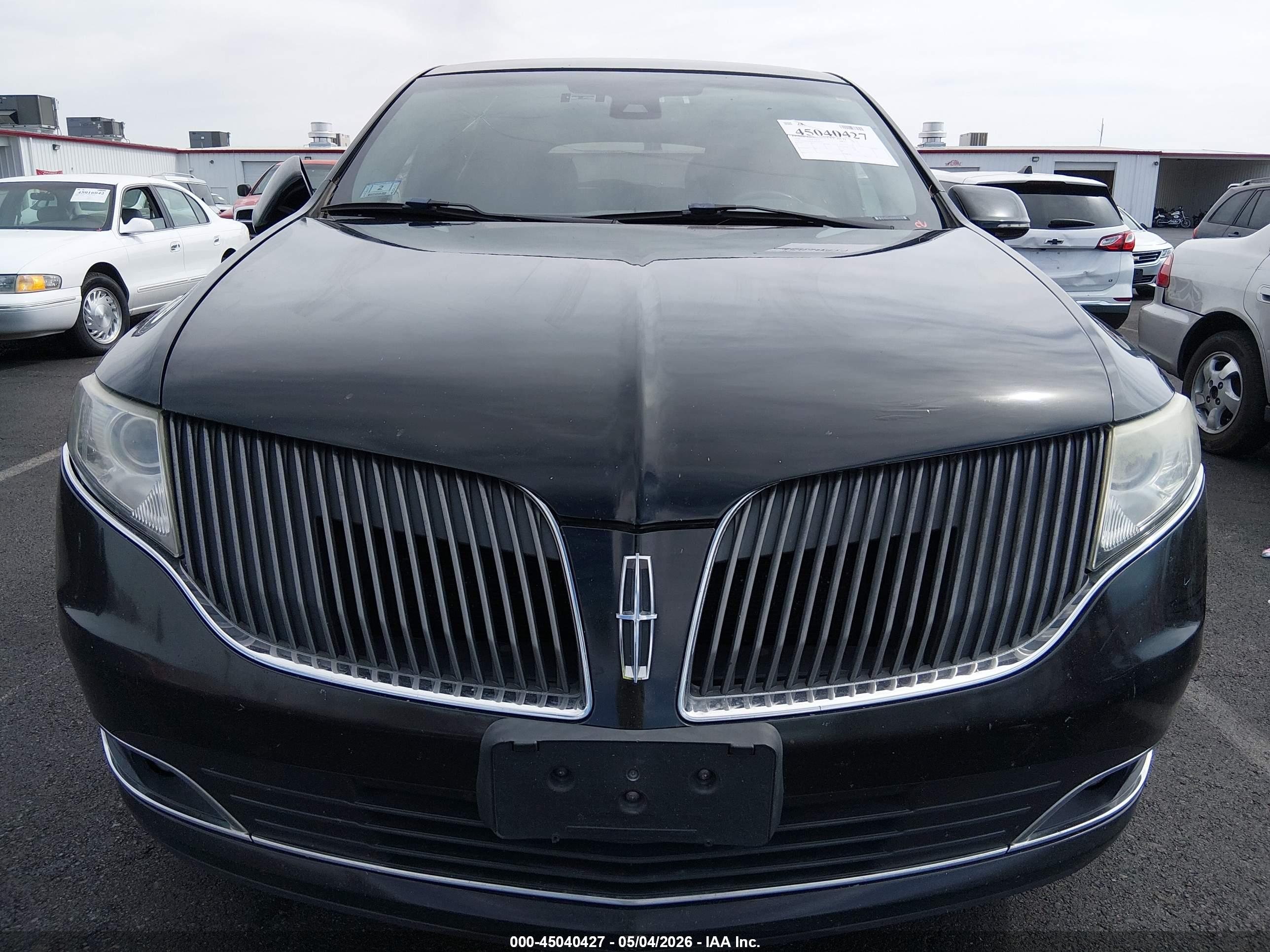 LINCOLN MKT image 6
