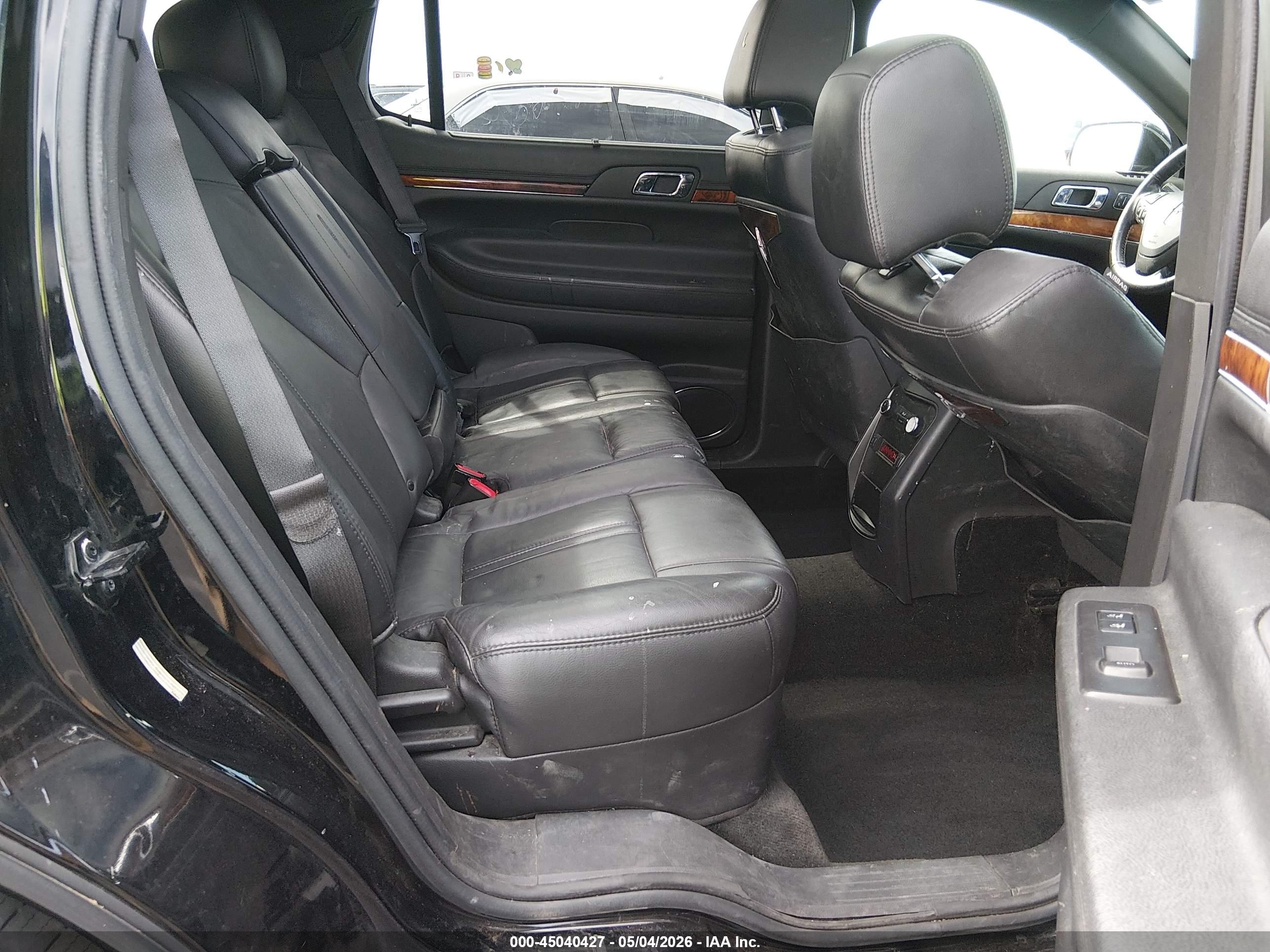 LINCOLN MKT image 8