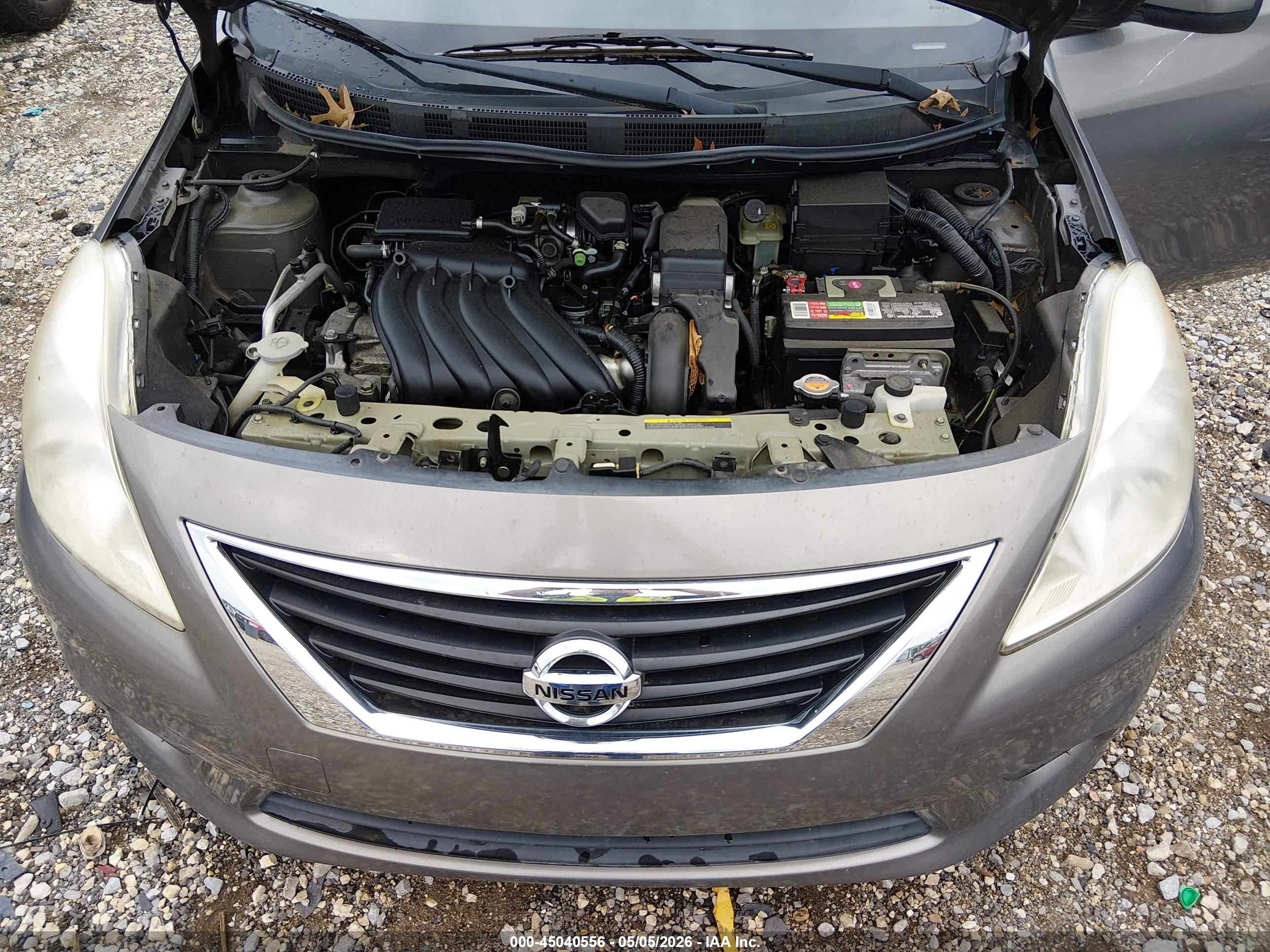 NISSAN VERSA image 10